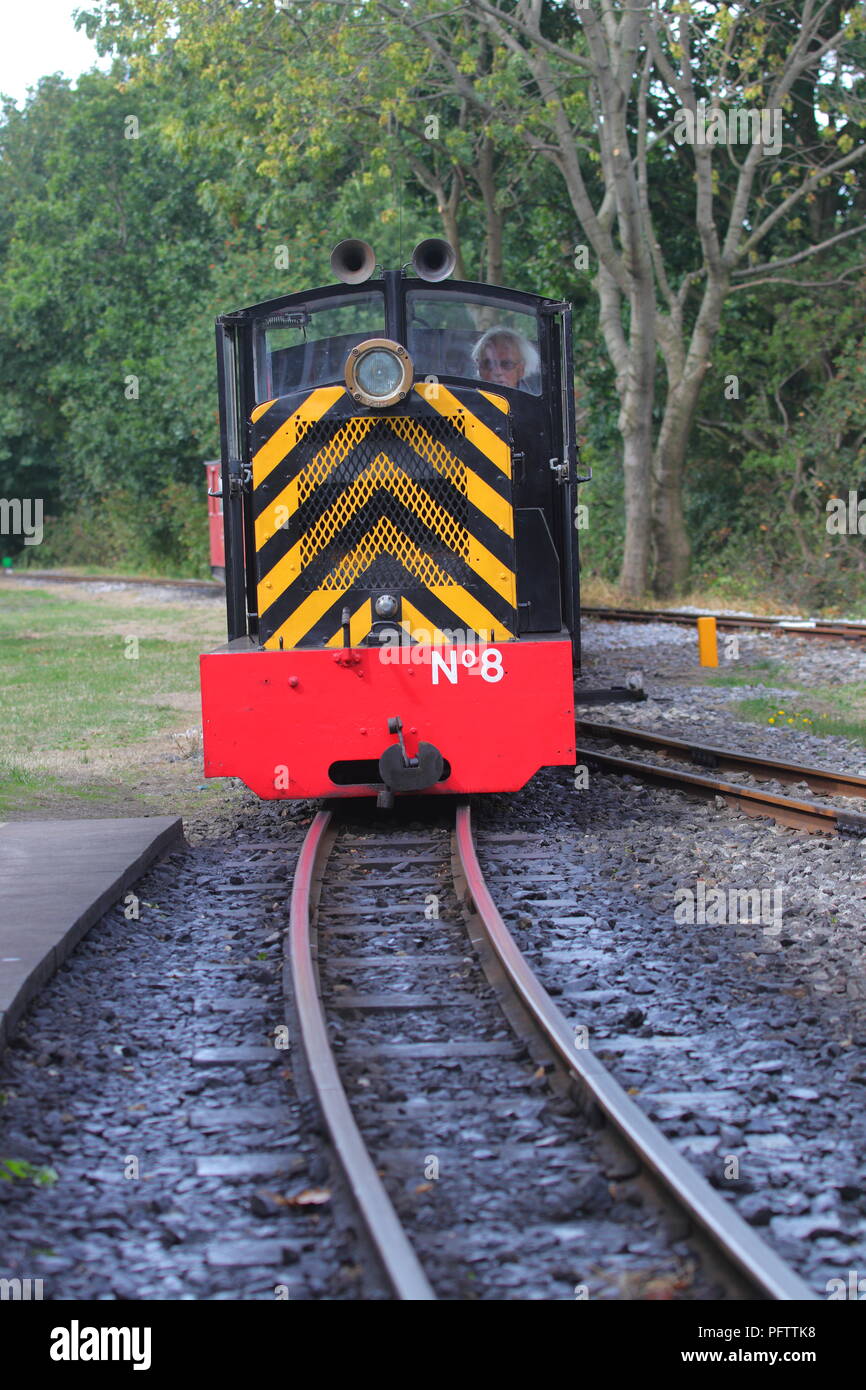 A scartamento ridotto treno diesel dando corse passeggeri per i visitatori sul Kirklees Light Railway a ovest di Creta in West Yorkshire Foto Stock