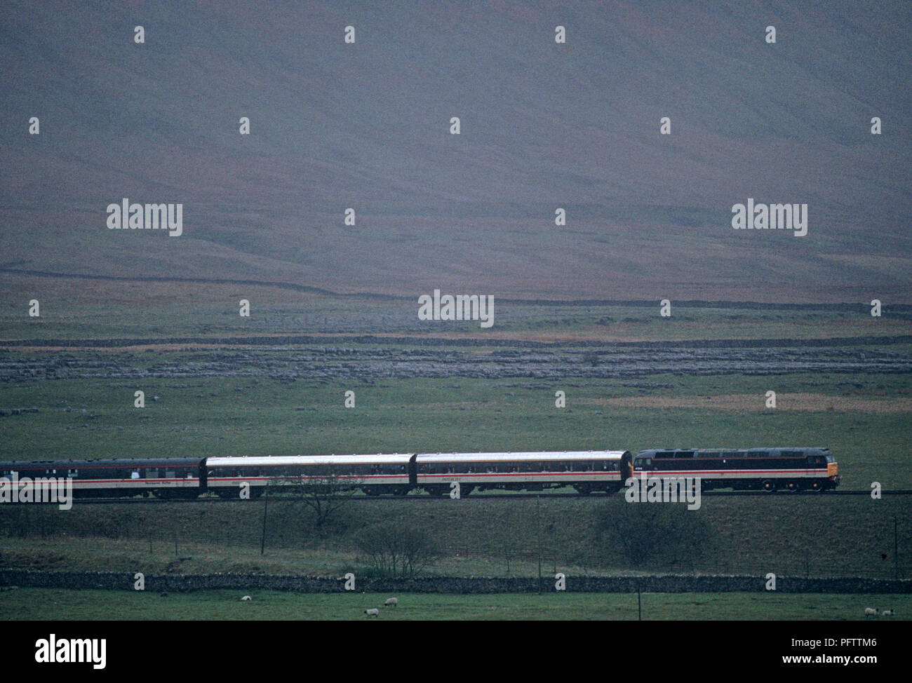 Treno Intercity sul British Rail arrivino a Carlisle Pennine linea ferroviaria Foto Stock