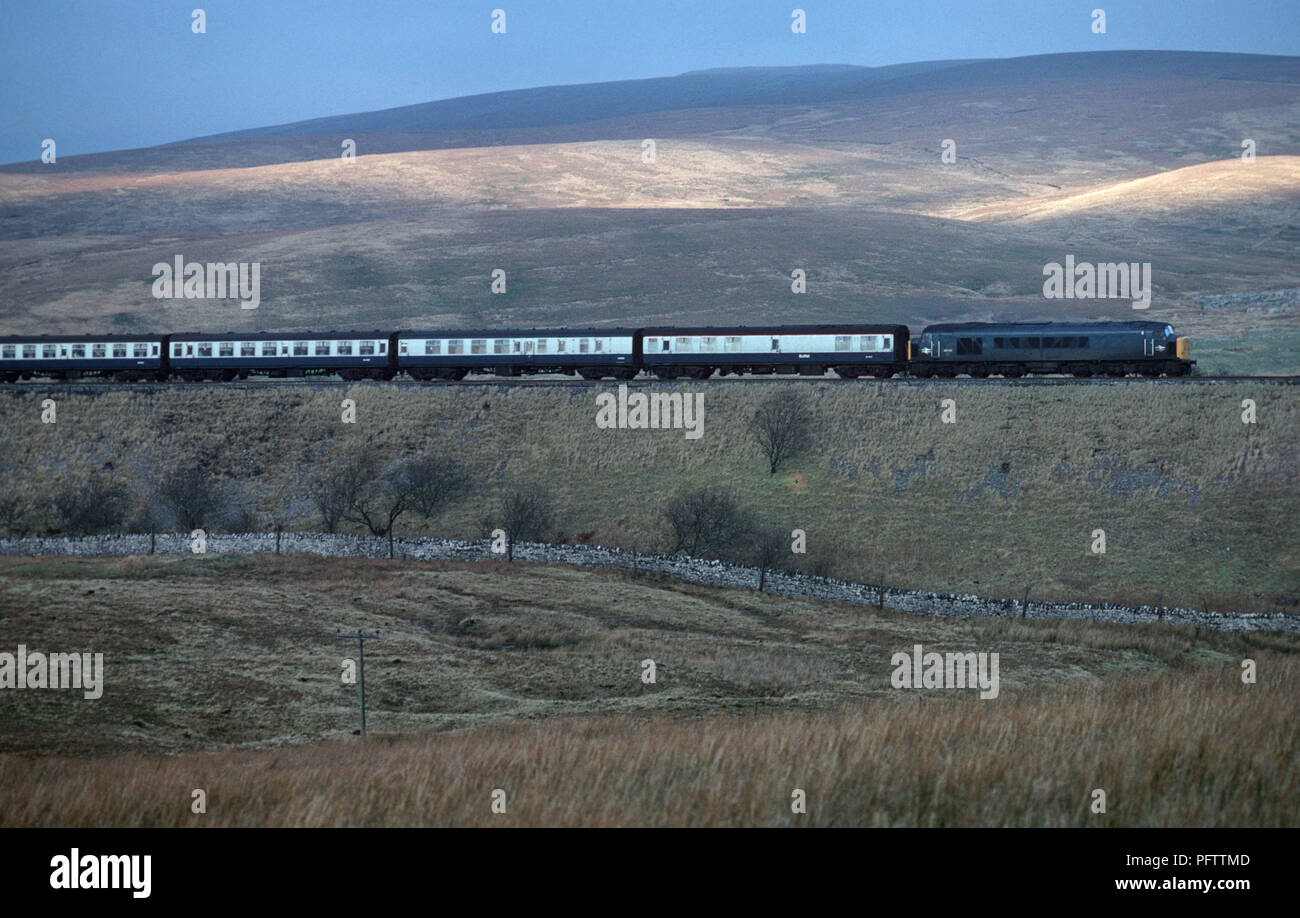 La British Rail locomotiva diesel sul arrivino a Carlisle Pennine linea ferroviaria Foto Stock