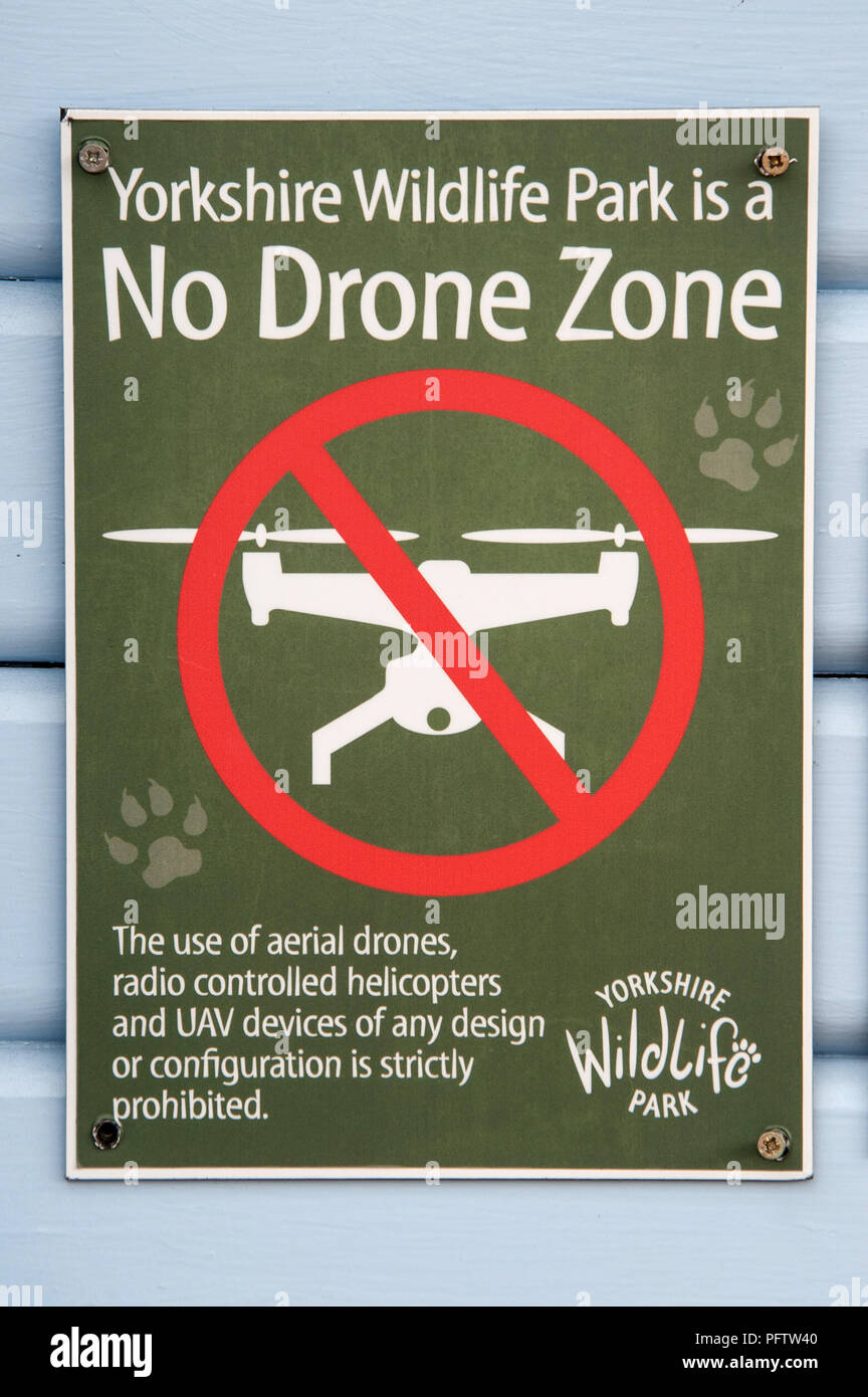A nessuna restrizione drone avviso viene visualizzato presso la reception a Yorkshire Wildlife Park, Doncaster, South Yorkshire Regno Unito. Foto Stock