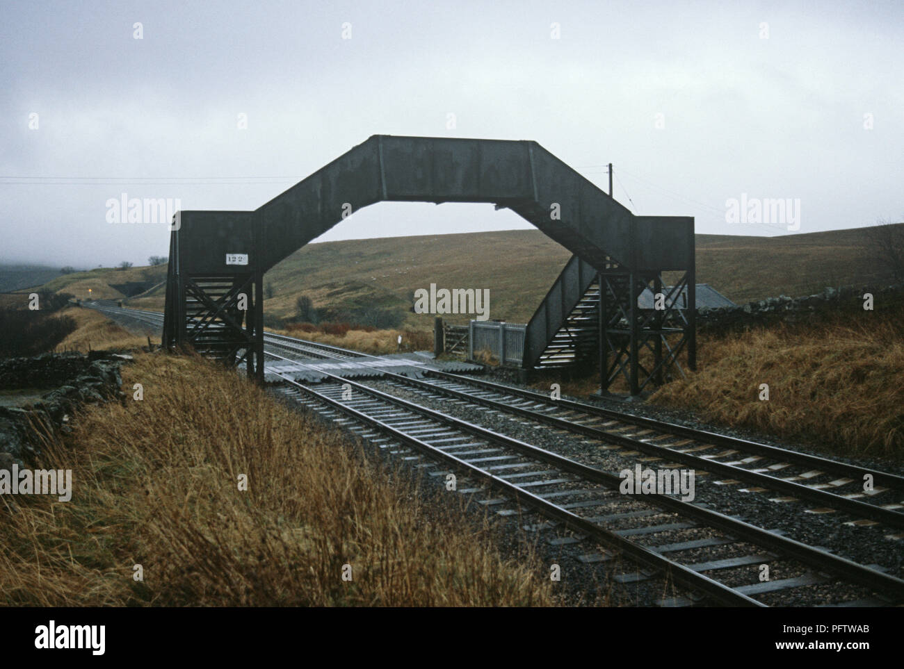 Ferrovia pedonale ponte metallico sul British Rail arrivino a Carlisle Pennine linea ferroviaria Foto Stock