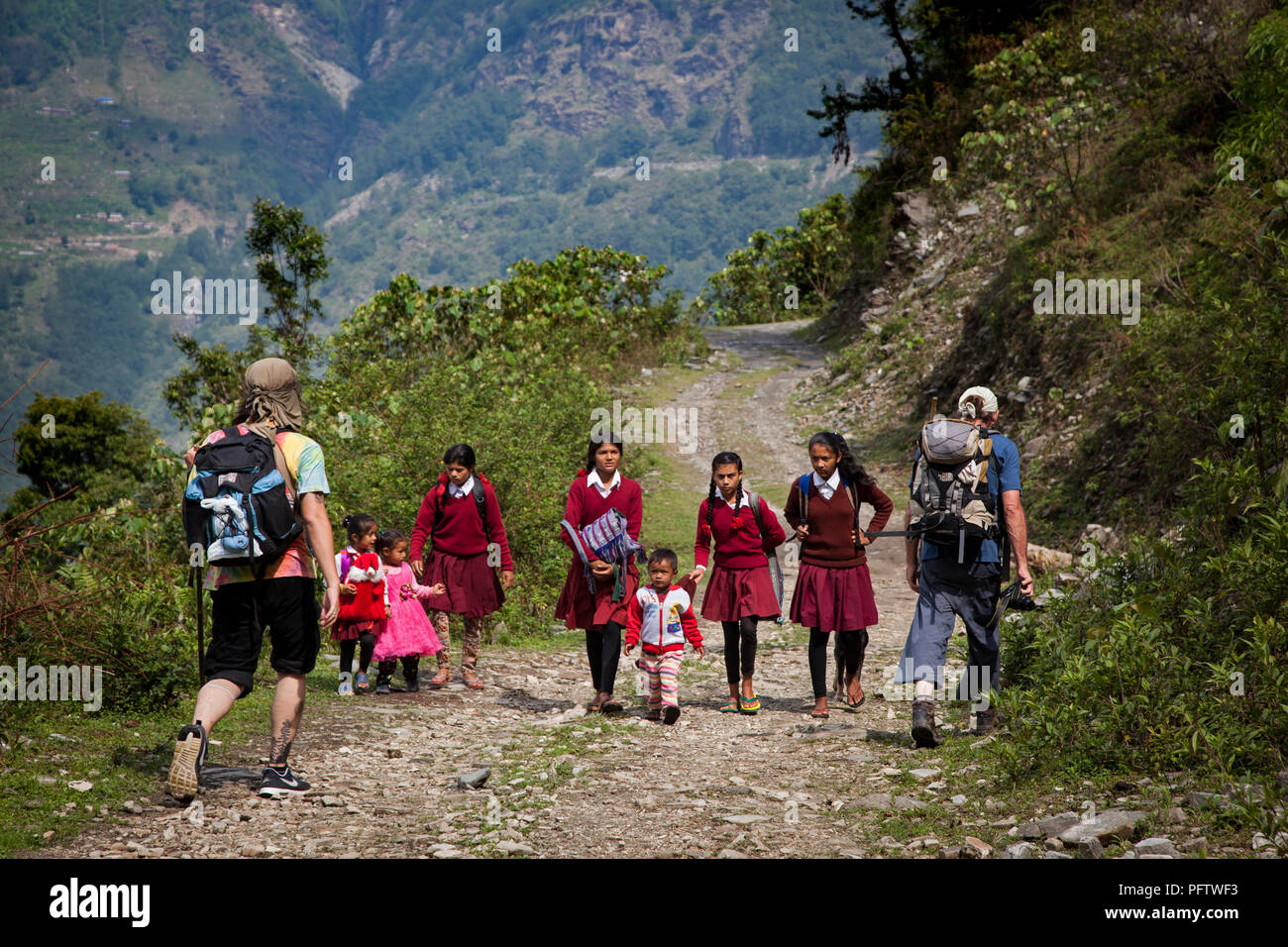 I bambini andare a scuola a piedi. Landruk. Annapurna trek. Il Nepal Foto Stock