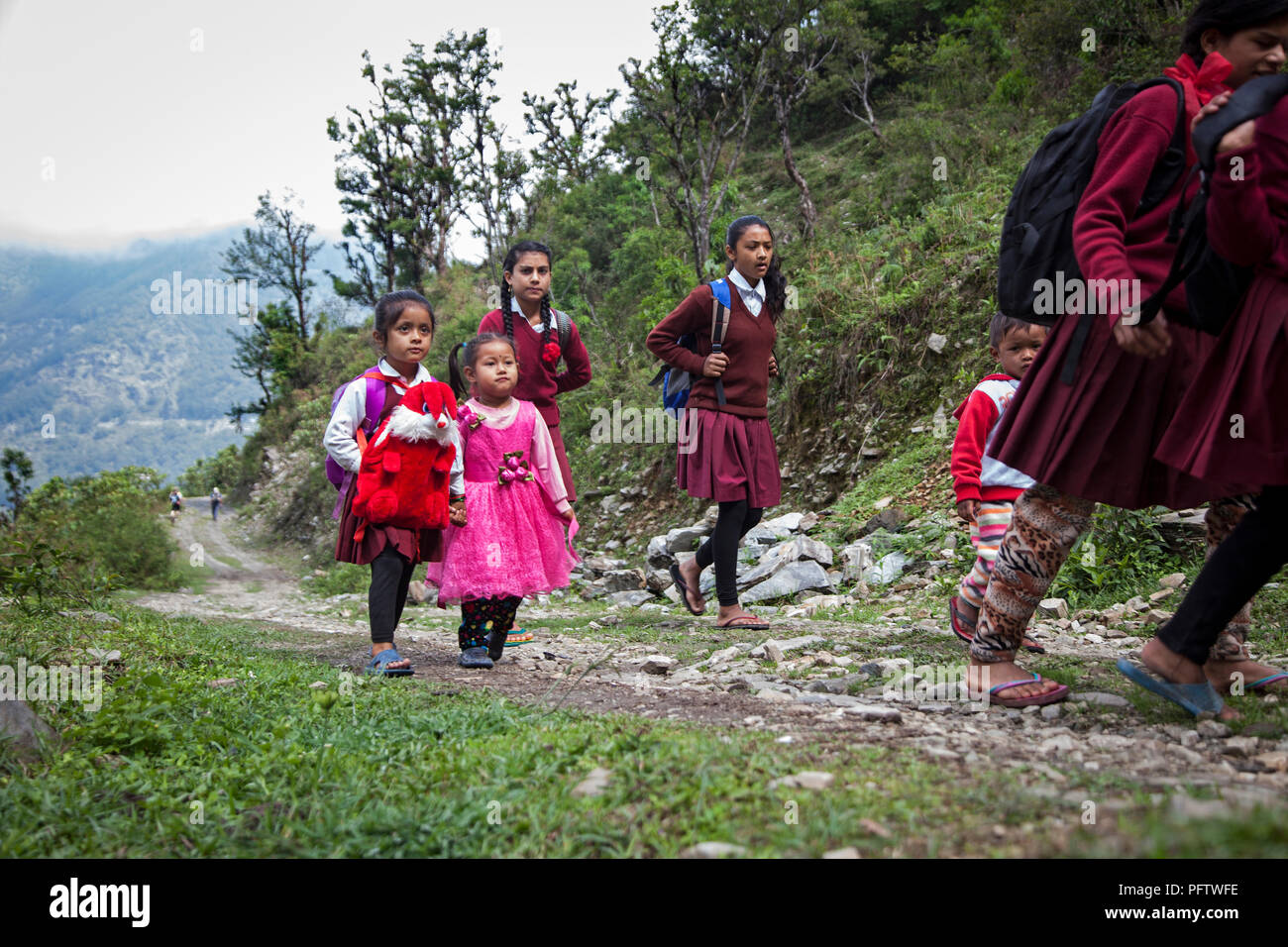 I bambini andare a scuola a piedi. Landruk. Annapurna trek. Il Nepal Foto Stock