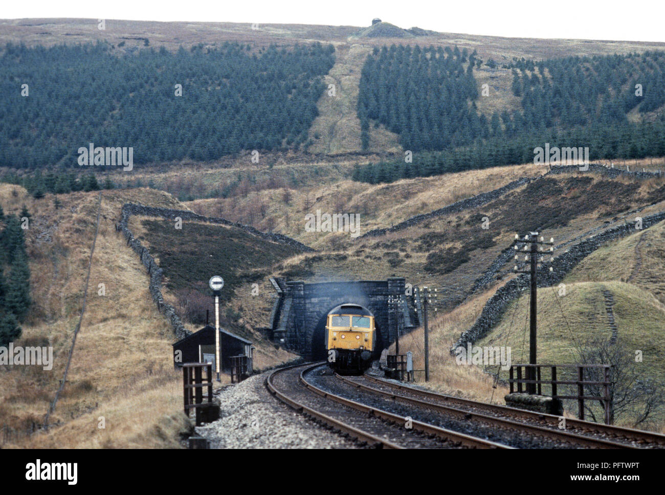 La British Rail arrivino a Carlisle Pennine treno passeggeri Blea di uscire dal tunnel di Moro. Foto Stock