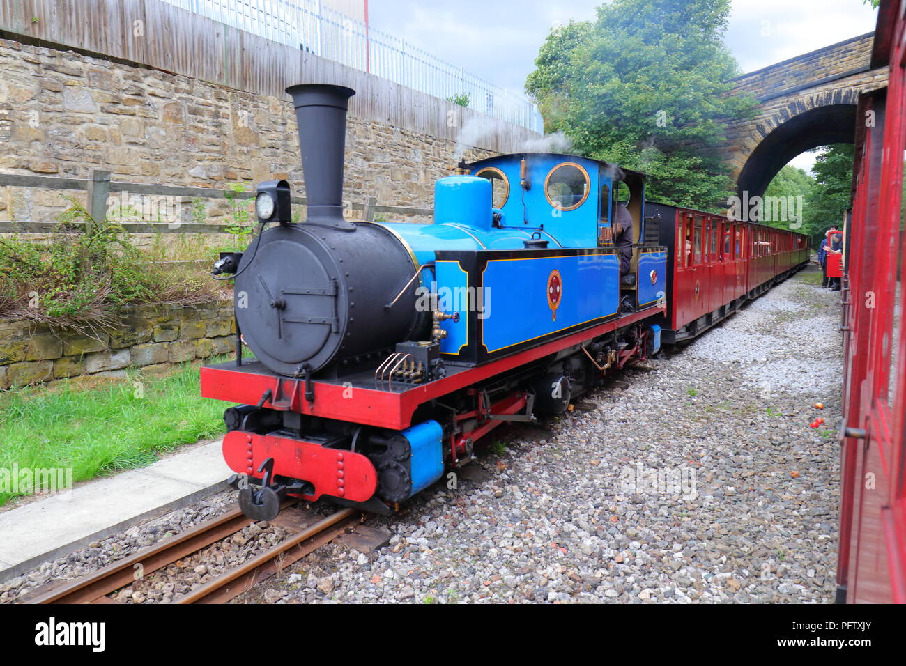 Blu di un treno a vapore su Kirklees Light Railway a Clayton West, nel West Yorkshire Foto Stock