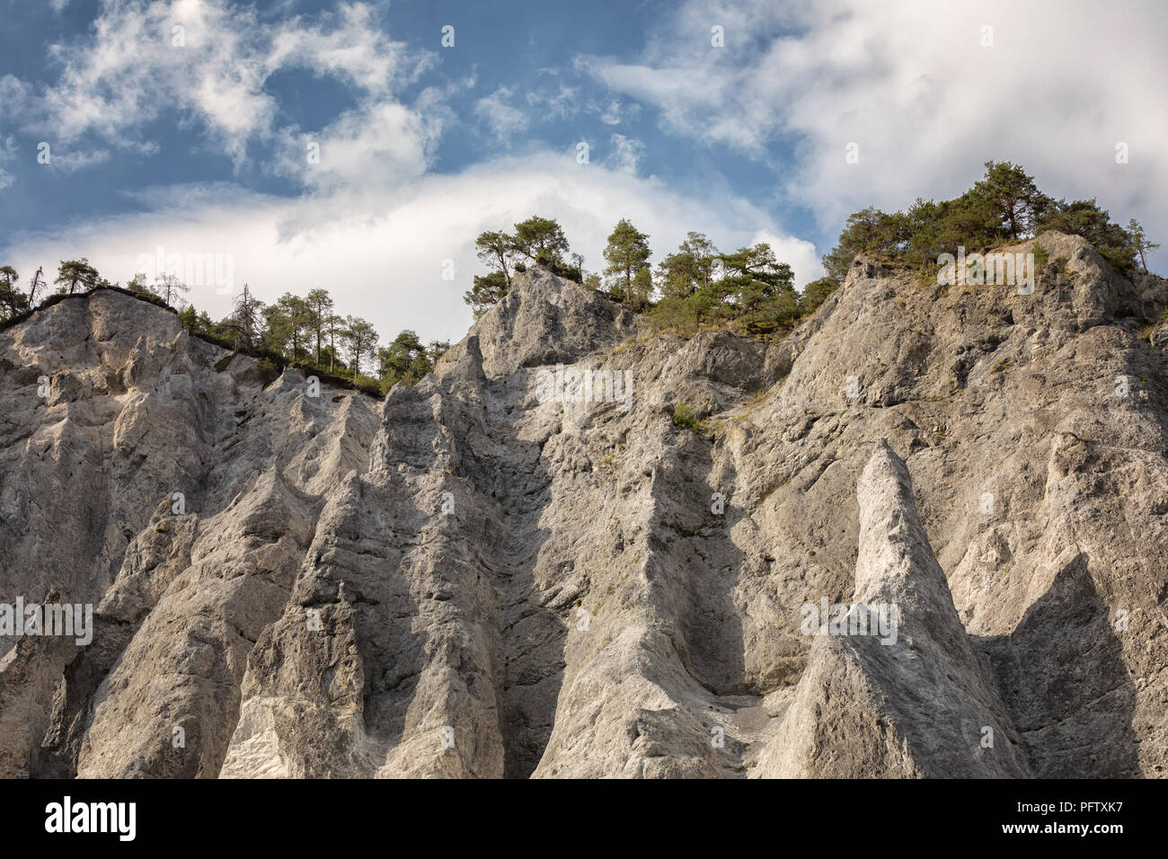 Cliff nella valle del Reno vicino versam-safien Foto Stock