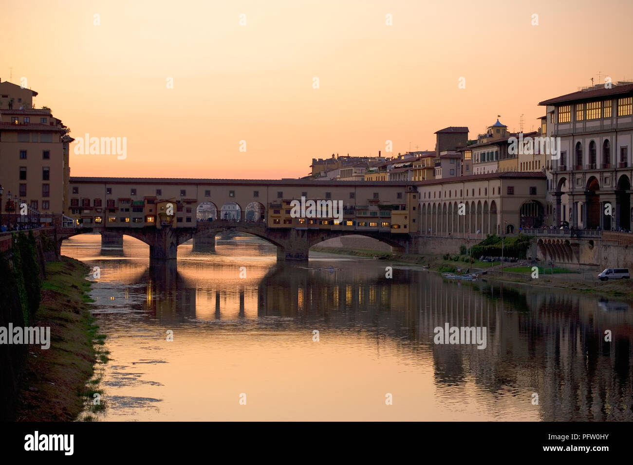 Tramonto sul fiume Arno in Firenze, Toscana, Italia, con il Ponte Vecchio che attraversano il fiume: dal Ponte alle Grazie Foto Stock