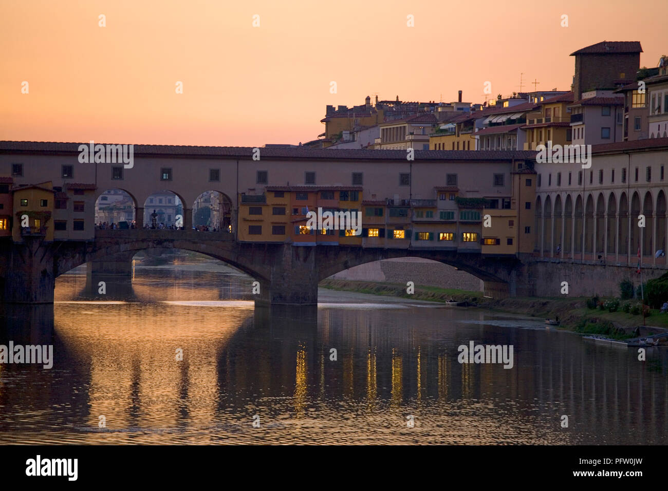 Tramonto sul fiume Arno in Firenze, Toscana, Italia, con il Ponte Vecchio che attraversano il fiume: dal Ponte alle Grazie Foto Stock