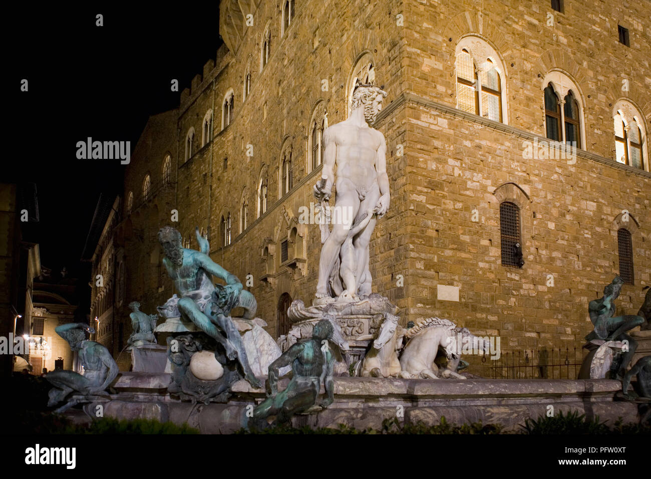 Il Palazzo Vecchio e la fontana del Nettuno, Piazza della Signoria, Firenze, Toscana, Italia, illuminata di notte Foto Stock