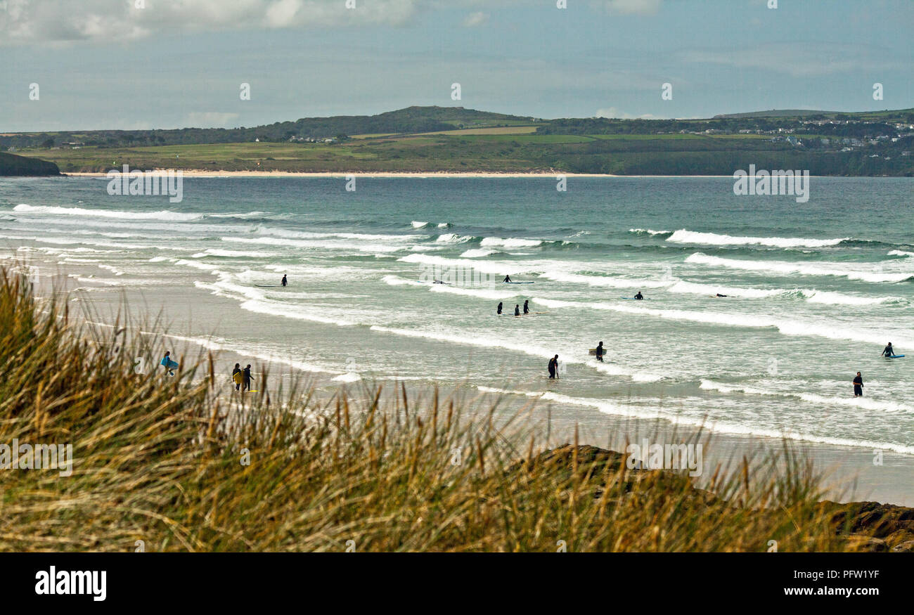 Surfisti a St Ives Bay, Cornwall Foto Stock