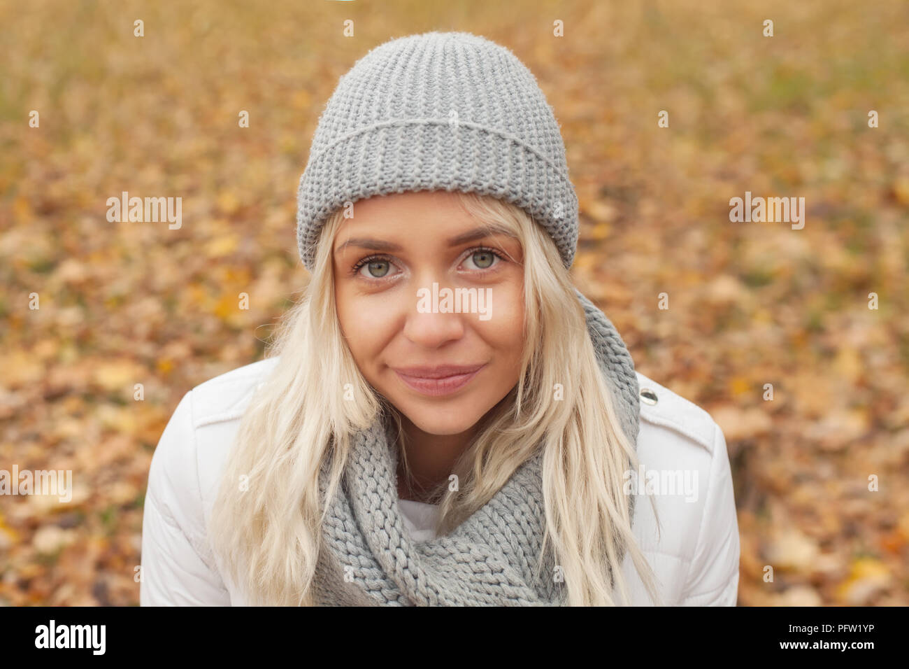 Gentile donna con capelli biondi autunno outdoor ritratto, volto femminile closeup Foto Stock