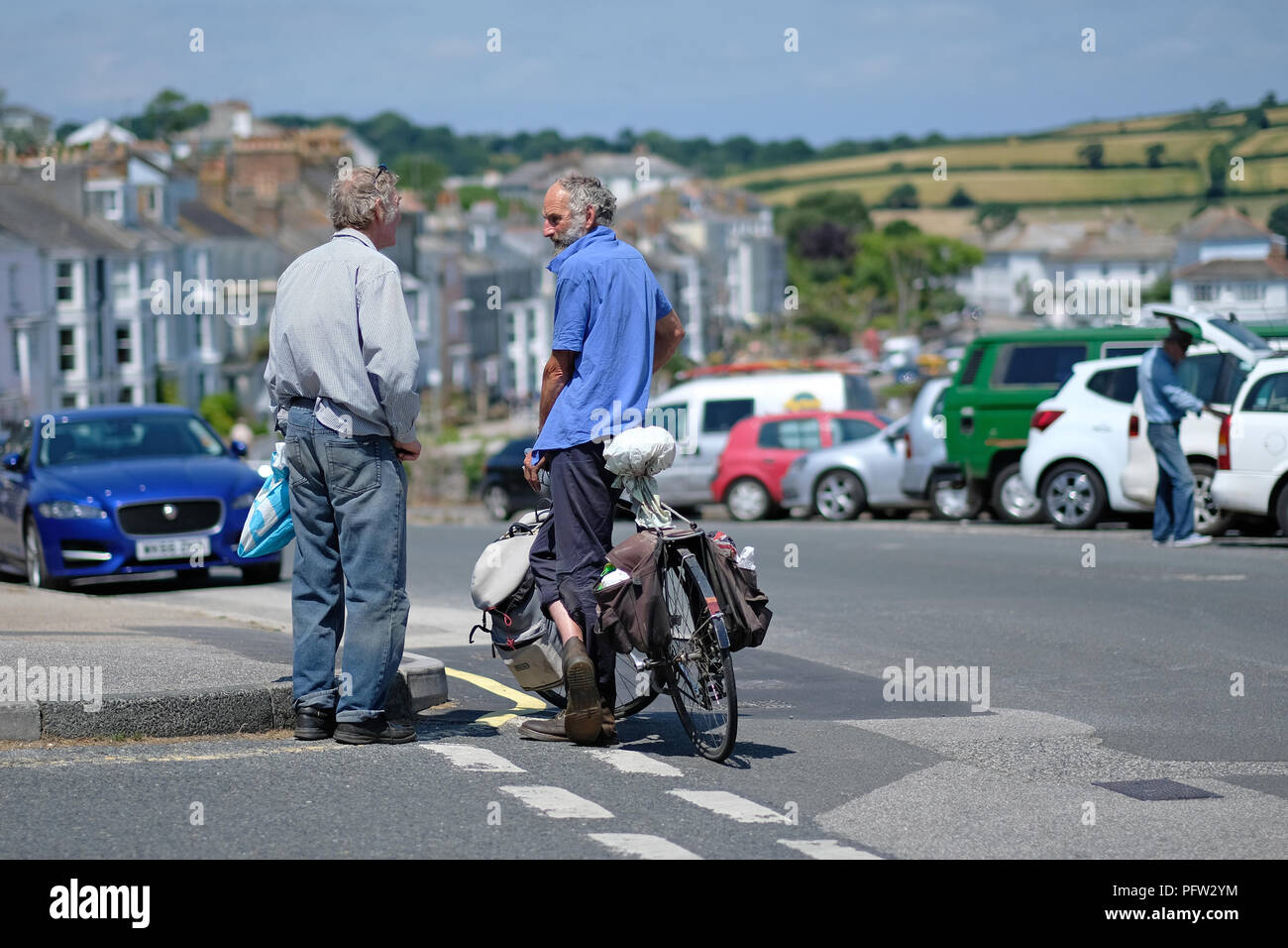 Due uomini anziani parlando in Falmouth, Cornwall. Foto Stock