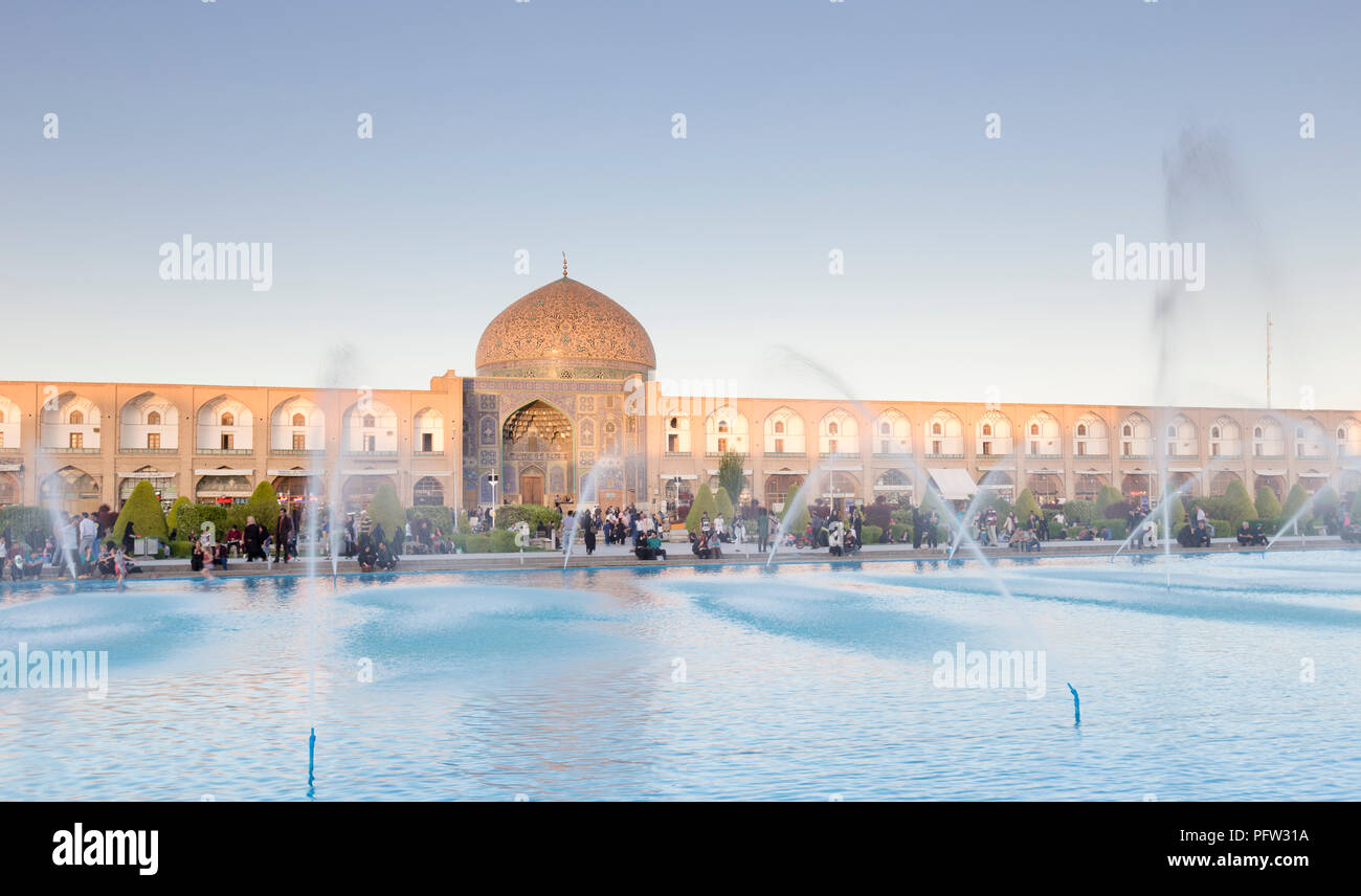 La cupola della moschea Lotfollah e fontane in piscina prima del tramonto, Imam square, Isfahan, Iran Foto Stock