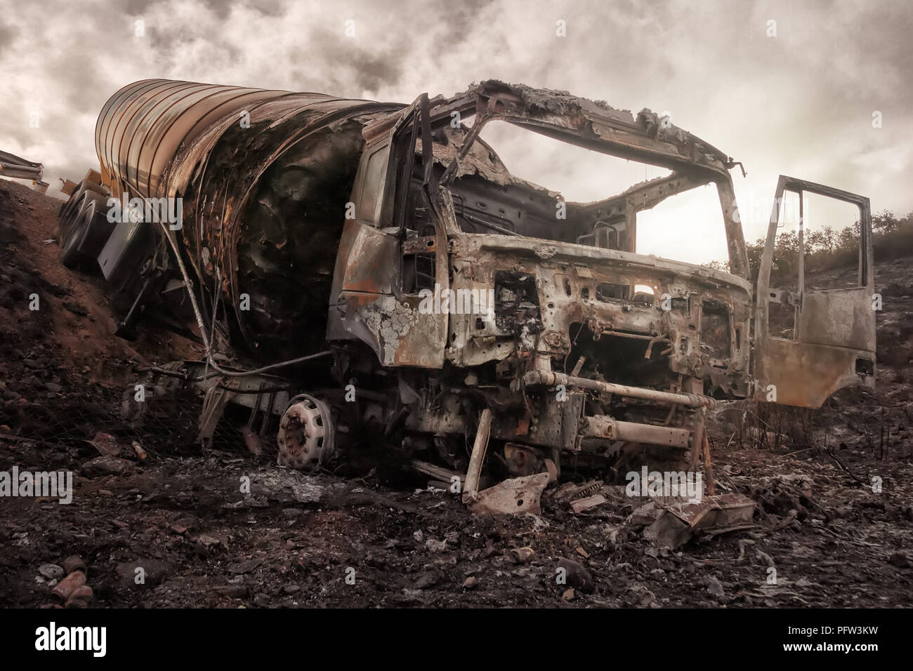 Carrello incidente quando si lascia la strada. Successivamente bruciato. Foto Stock