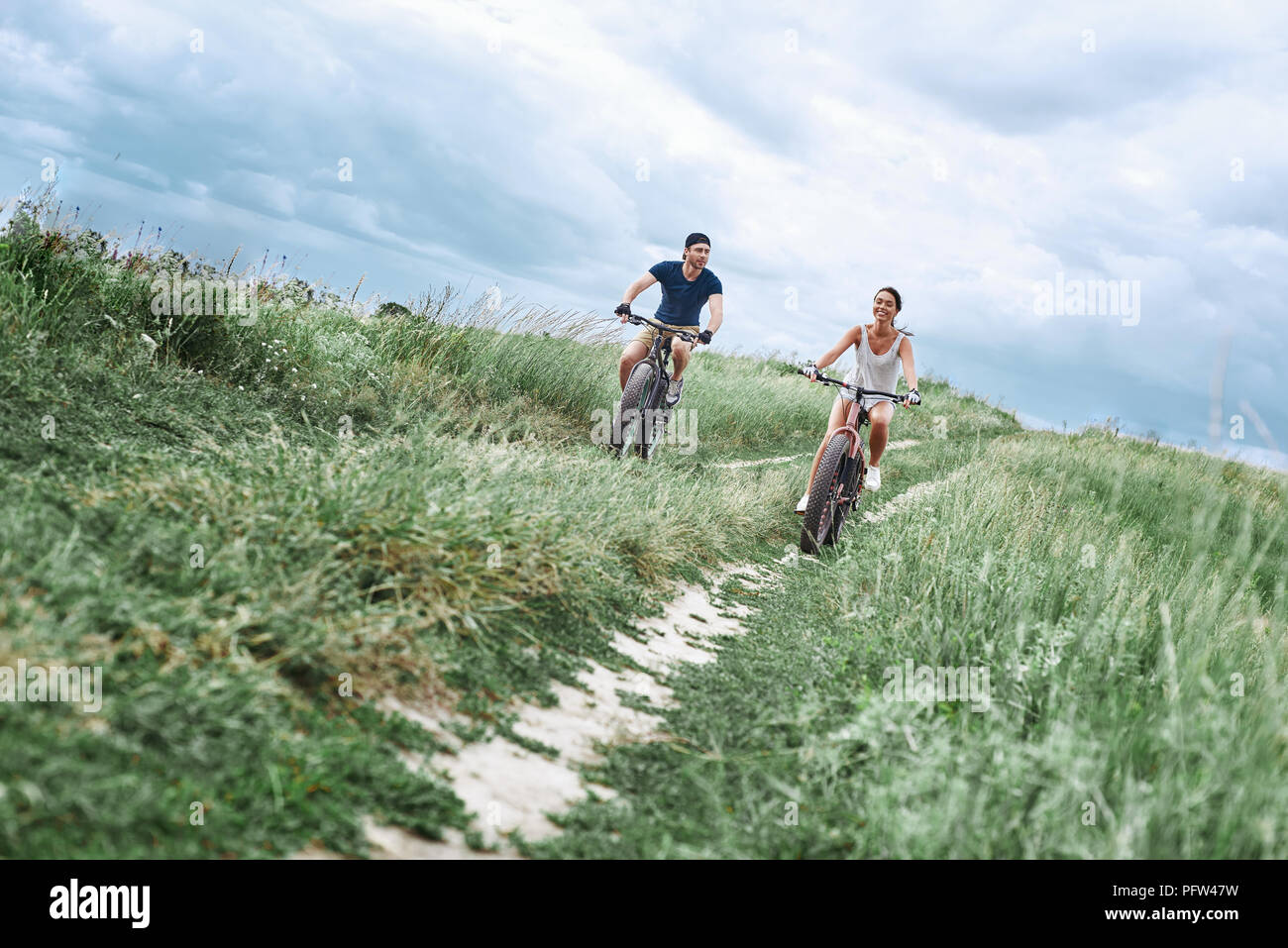 Fat bike anche chiamato fatbike o fat-tire bike in estate la guida Foto Stock