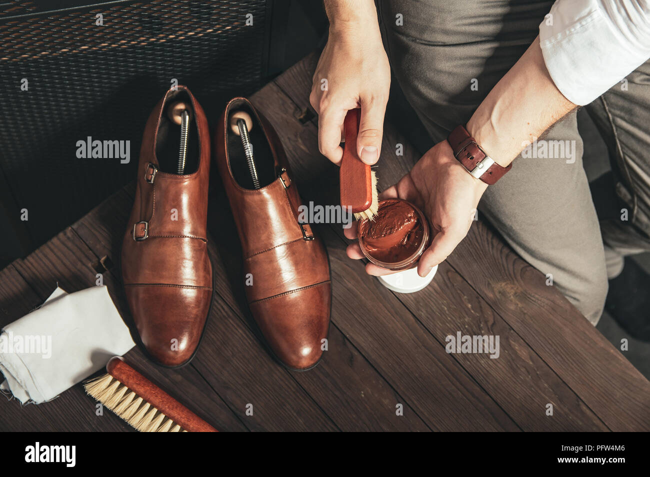Vista dall'alto di un uomo di pulizia scarpe di Monaco Foto Stock