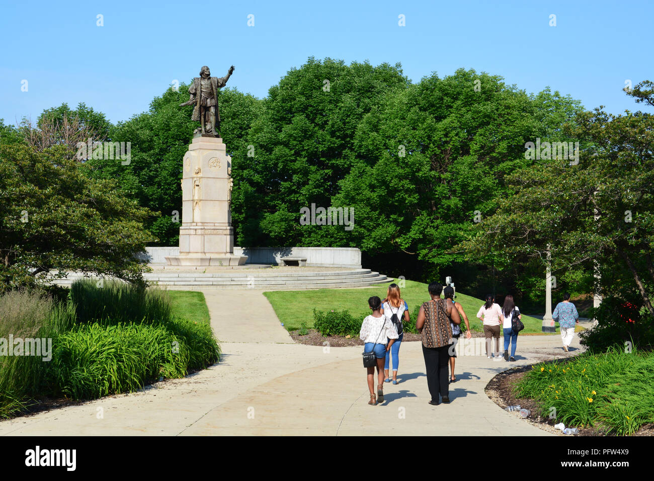Il monumento a Colombo in S Columbus Dr. e E Roosevelt Rd. si estende la sua mano come i visitatori a piedi passato sul loro modo di Chicago's lungolago Museum Campus Foto Stock