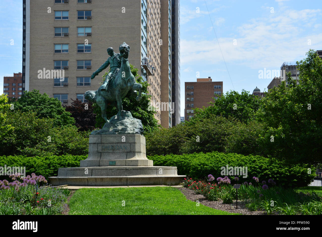 Il generale Sheridan monumento raffigurante lui mobilitare truppe nella guerra civile in un'isola circondata dal traffico in Chicago's Lakeview Neighborhood. Foto Stock