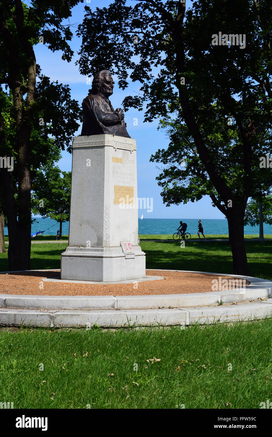 Chicago's Emanuel Swedenborg busto, situato accanto al N Lake Shore Drive, che celebra lo scienziato svedese e teologo è di vandalismo. Foto Stock
