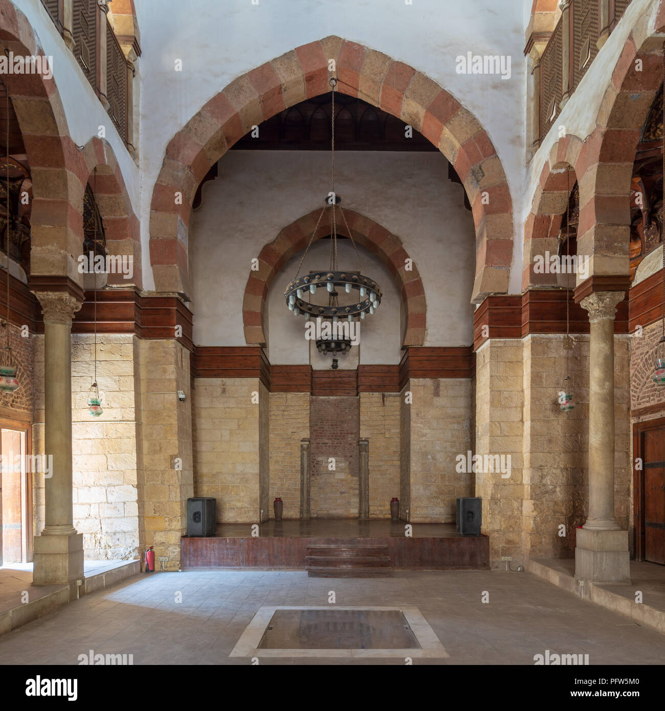 La sala principale del palazzo Beshtak (Qasr Bashtak), un Mamluk era antico palazzo storico, situato in una zona denominata Bayn al-Qasrayn (tra i due palazzi) Foto Stock
