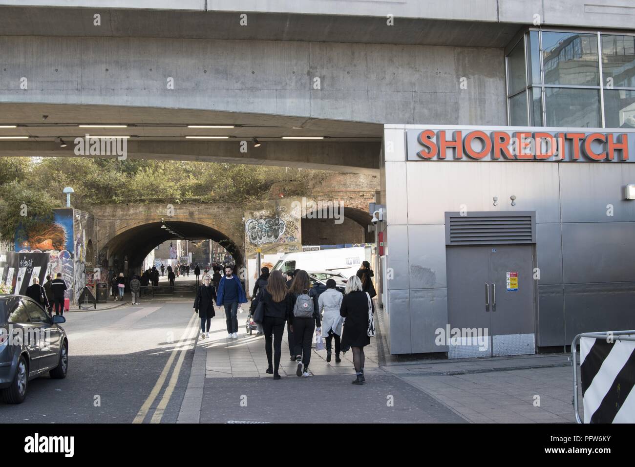 Vista sulla strada dell'affollata Shoreditch entertainment district, Hackney, Londra, Inghilterra, 29 ottobre 2017. () Foto Stock