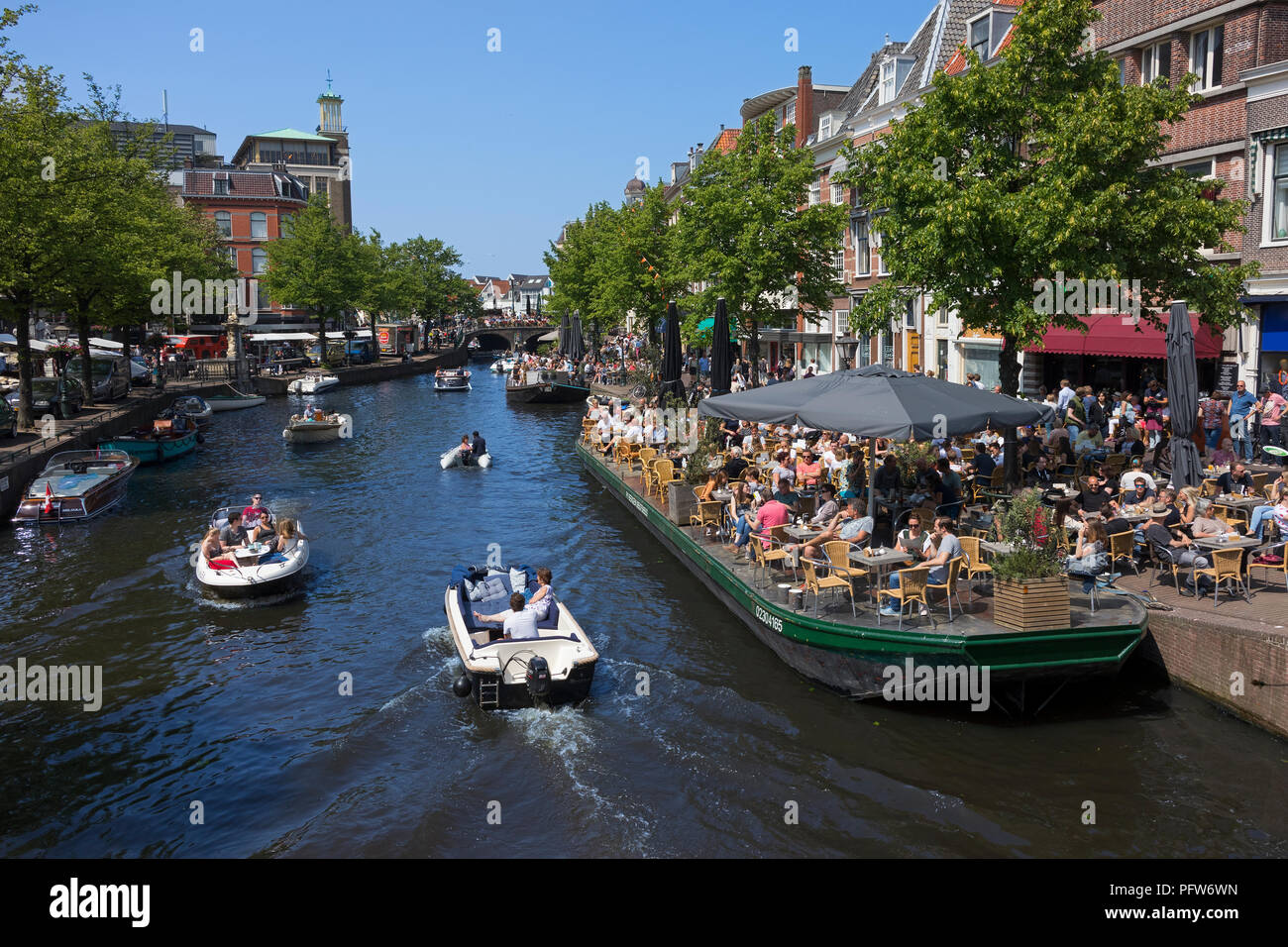 Leiden, Paesi Bassi - 20 Maggio 2018: terrazze e barche vicino al canale chiamato Nieuwe Rijn, in estate Foto Stock