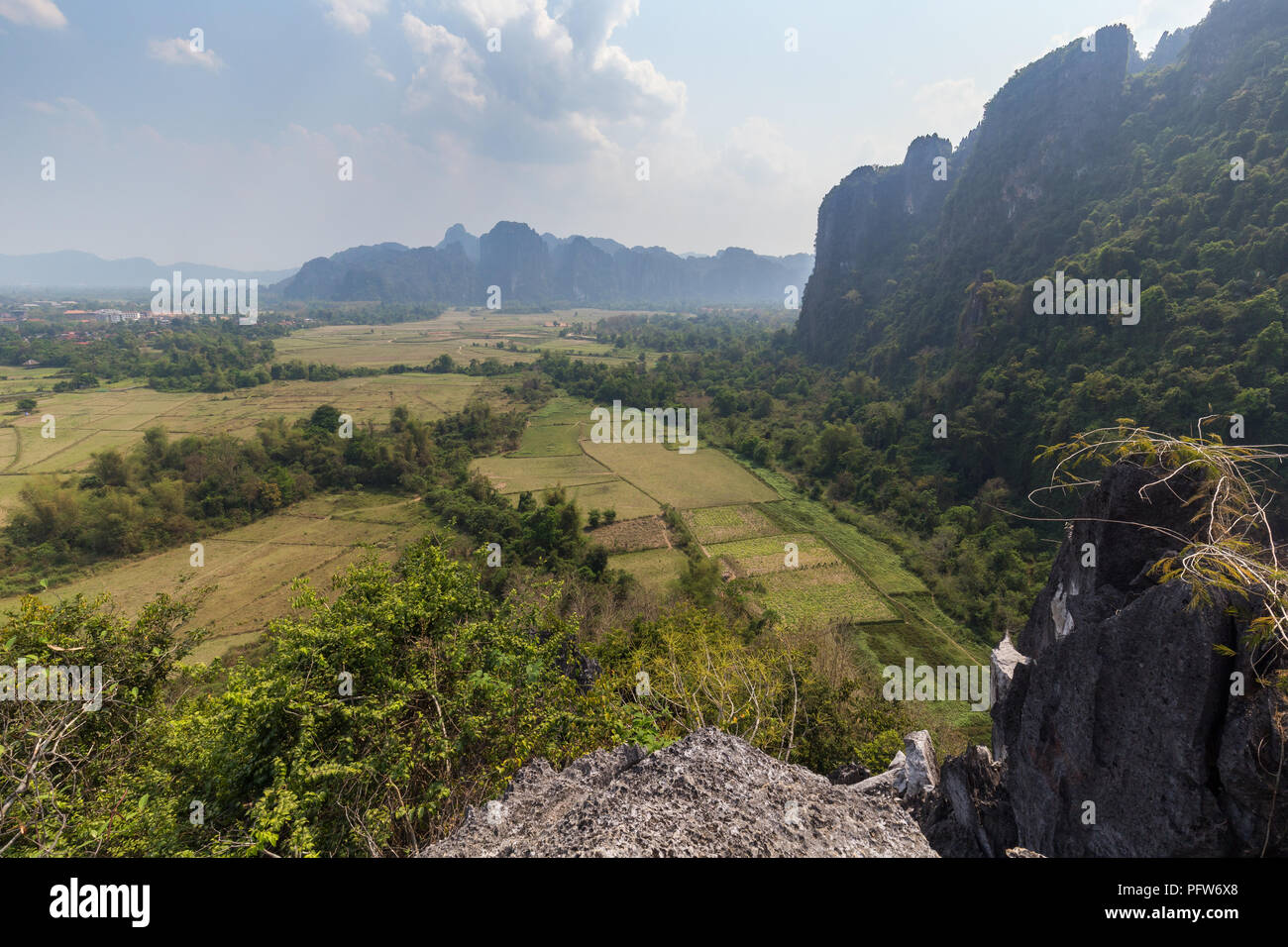 Bella vista dei campi e del carso montagne calcaree dal di sopra vicino a Vang Vieng, Provincia di Vientiane, Laos, in una giornata di sole. Foto Stock