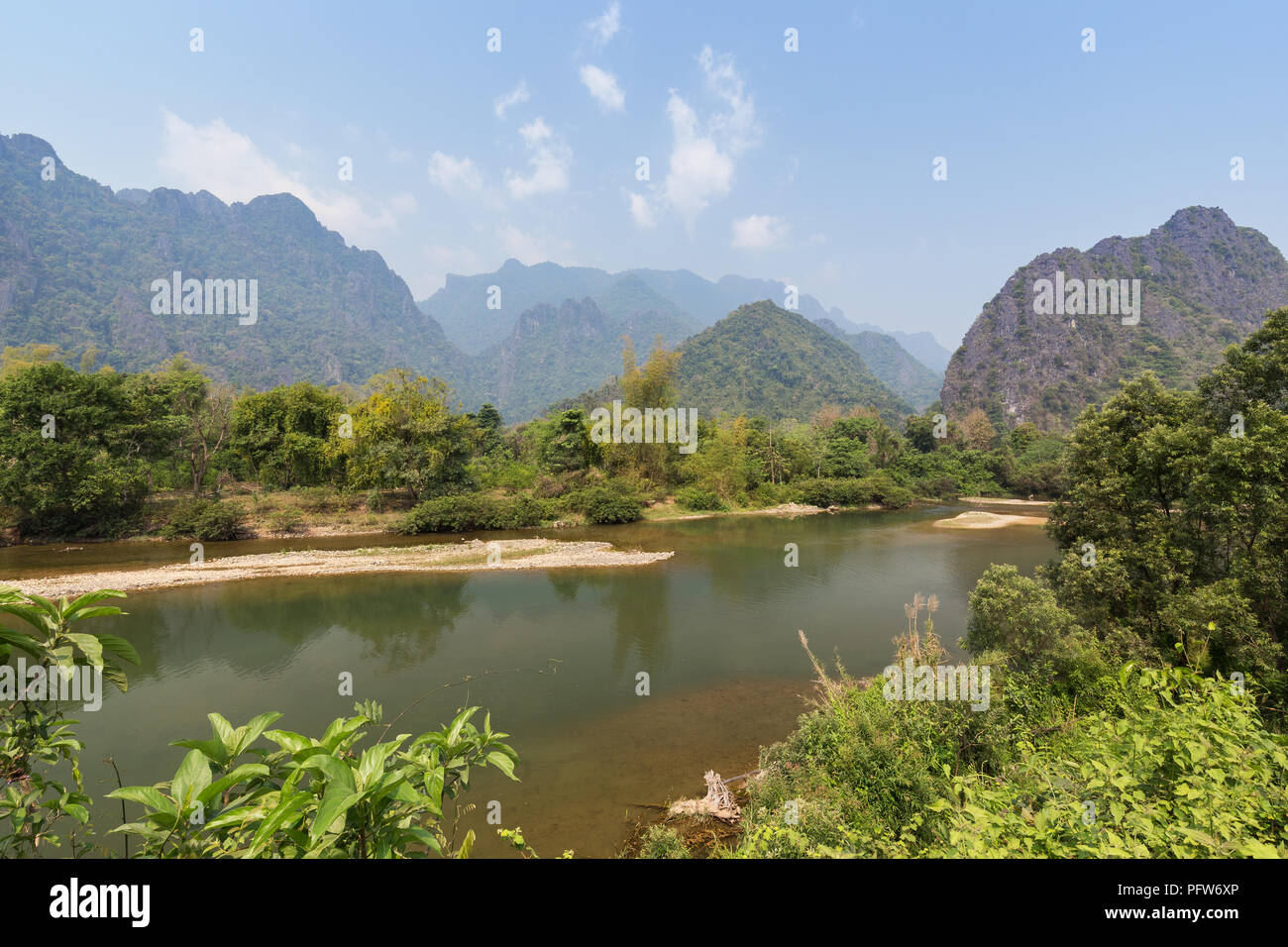 Bellissima vista del Nam Song fiume carsico e calcare montagne vicino a Vang Vieng, Provincia di Vientiane, Laos, in una giornata di sole. Foto Stock