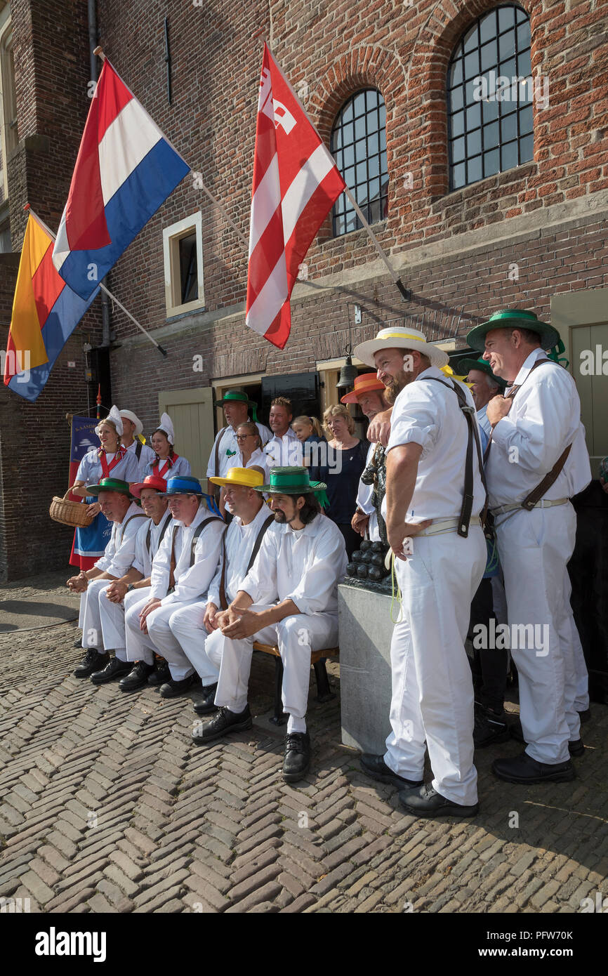 Alkmaar, Paesi Bassi - Luglio 20, 2018: gruppo di cheese carrier di fronte all'edificio Waag prima del inizio del mercato del formaggio Foto Stock