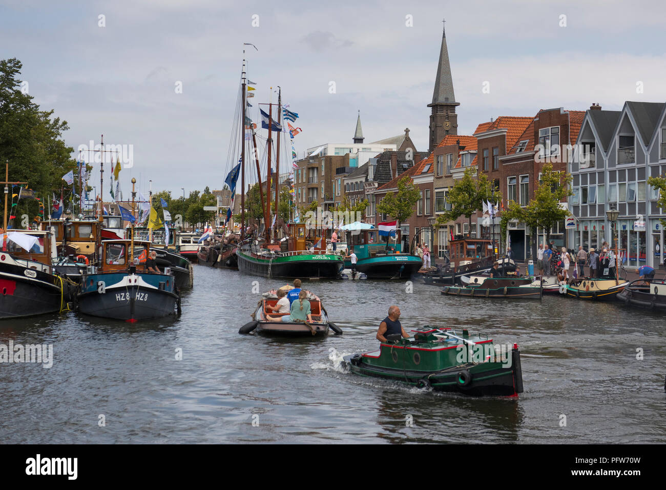 Leiden, Paesi Bassi - 28 Luglio 2018: storico opduwers o opdrukkers, piccolo rimorchiatore- o towboats, sul canal durante la vela Leiden 2018 Foto Stock