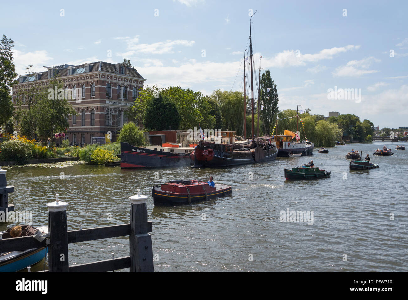 Leiden, Paesi Bassi - 28 Luglio 2018: storico opduwers o opdrukkers, piccolo rimorchiatore- o towboats, sul canal durante la vela Leiden 2018 Foto Stock