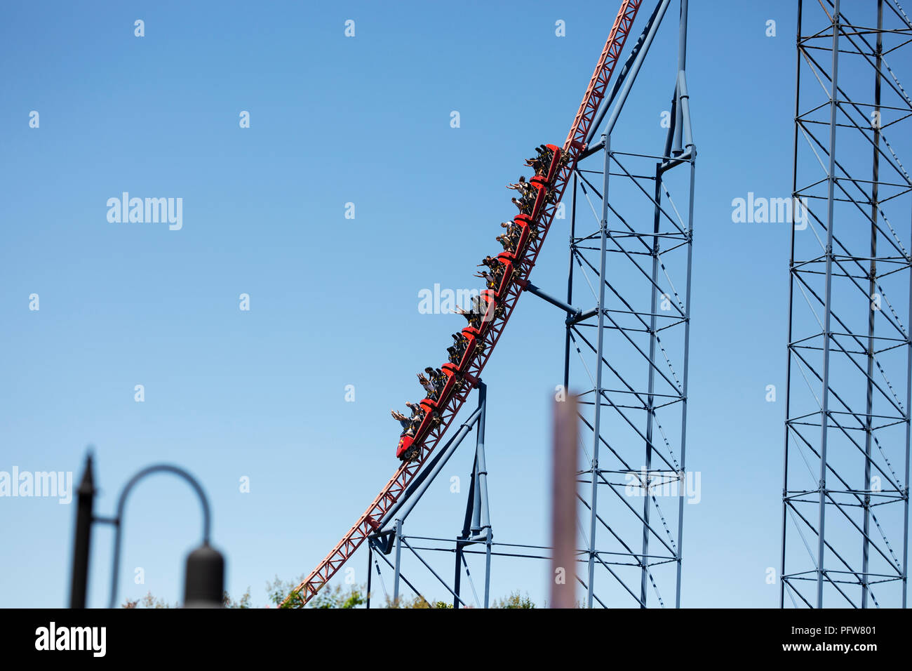 Roller Coaster cars scendere la collina più grande su Superman: Ride di acciaio al Six Flags America in alto Marlboro, Maryland. Foto Stock