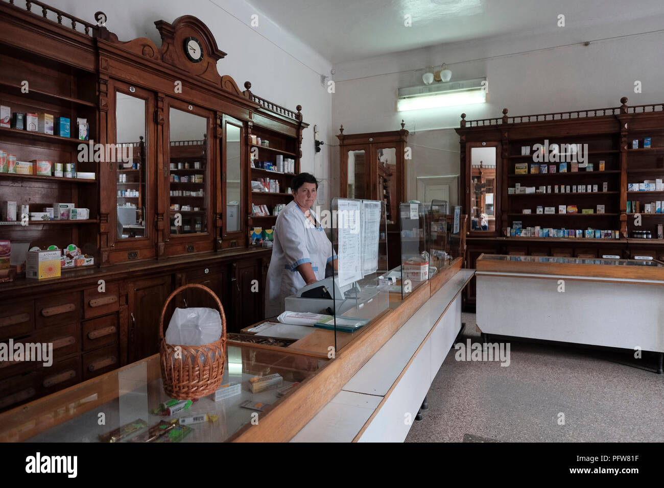 Un farmacista si trova dietro il bancone della vecchia farmacia che è in funzione da più di 100 anni, dove un farmacista ebraico è stato autorizzato a lavorare durante l'occupazione tedesca nazista e quindi in grado di nascondere sua figlia Marta Goren nella città di Chortkiv che era un tempo sede di una grande comunità ebraica e fu annientata, brutalmente, dai tedeschi durante la seconda guerra mondiale a Ternopil Oblast (provincia) nell'Ucraina occidentale. Foto Stock