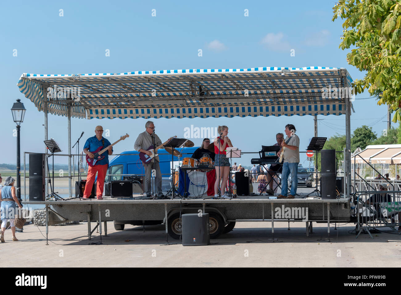 Una live band che suona sul lungomare di Le Crotoy Foto Stock