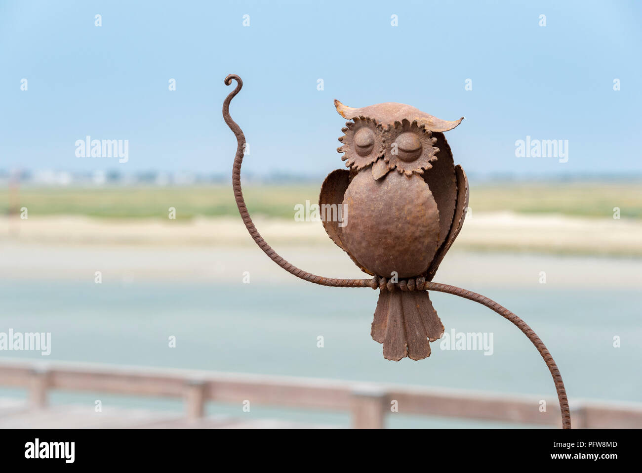 Sleeping gufo scultura su display a St Valery sur Somme Picardia, Francia Foto Stock
