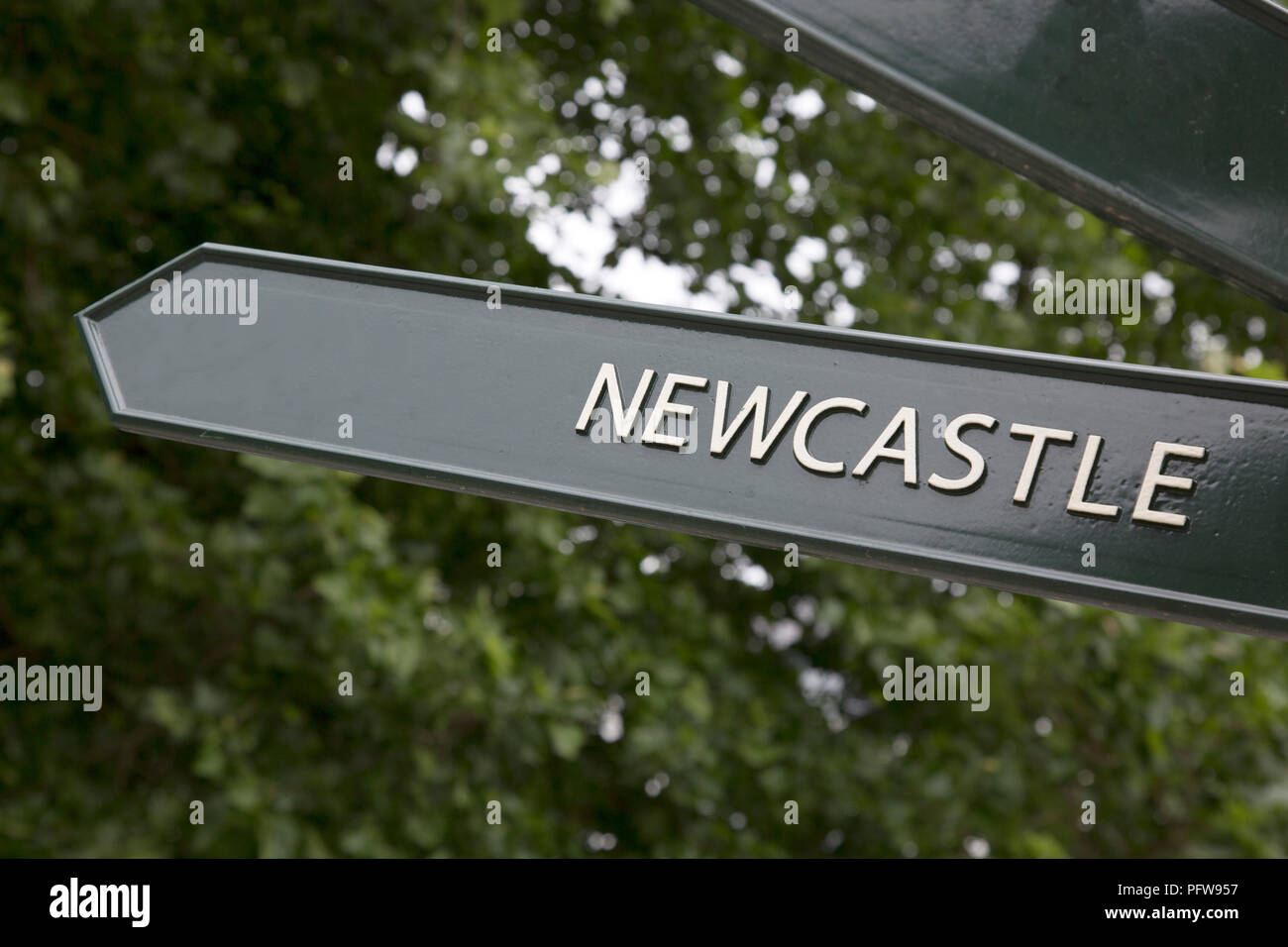 Direzione di Newcastle segno sulla diagonale di inclinazione Foto Stock