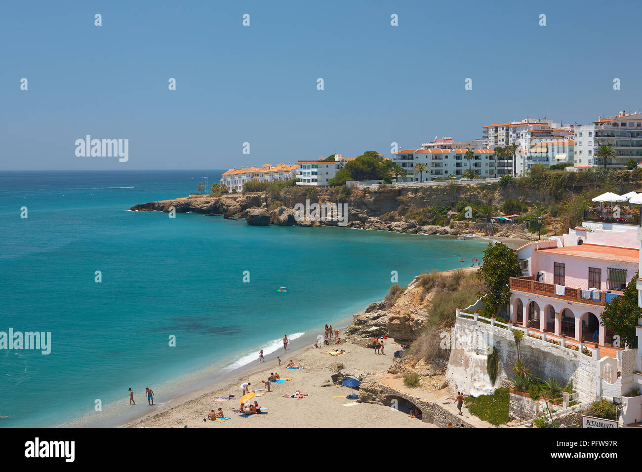 Vista dei turisti su Nerja spiaggia dorata e il mare blu profondo acqua a un hotspot turistico in Andalusia Spagna meridionale Foto Stock