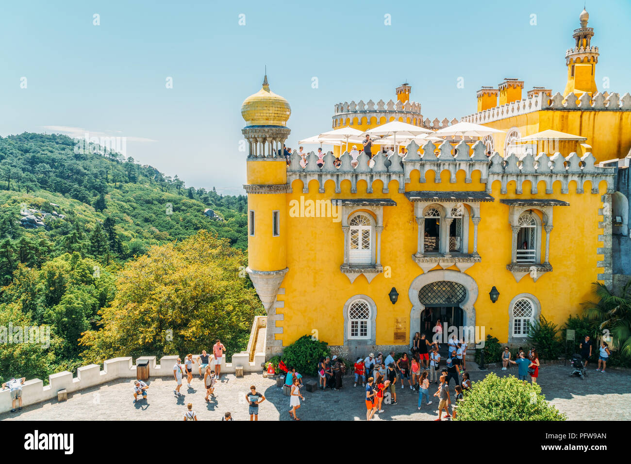 SINTRA, Portogallo - Agosto 21, 2017: turisti visitano Romanticist castello di Pena Palace situato nelle montagne di Sintra Foto Stock