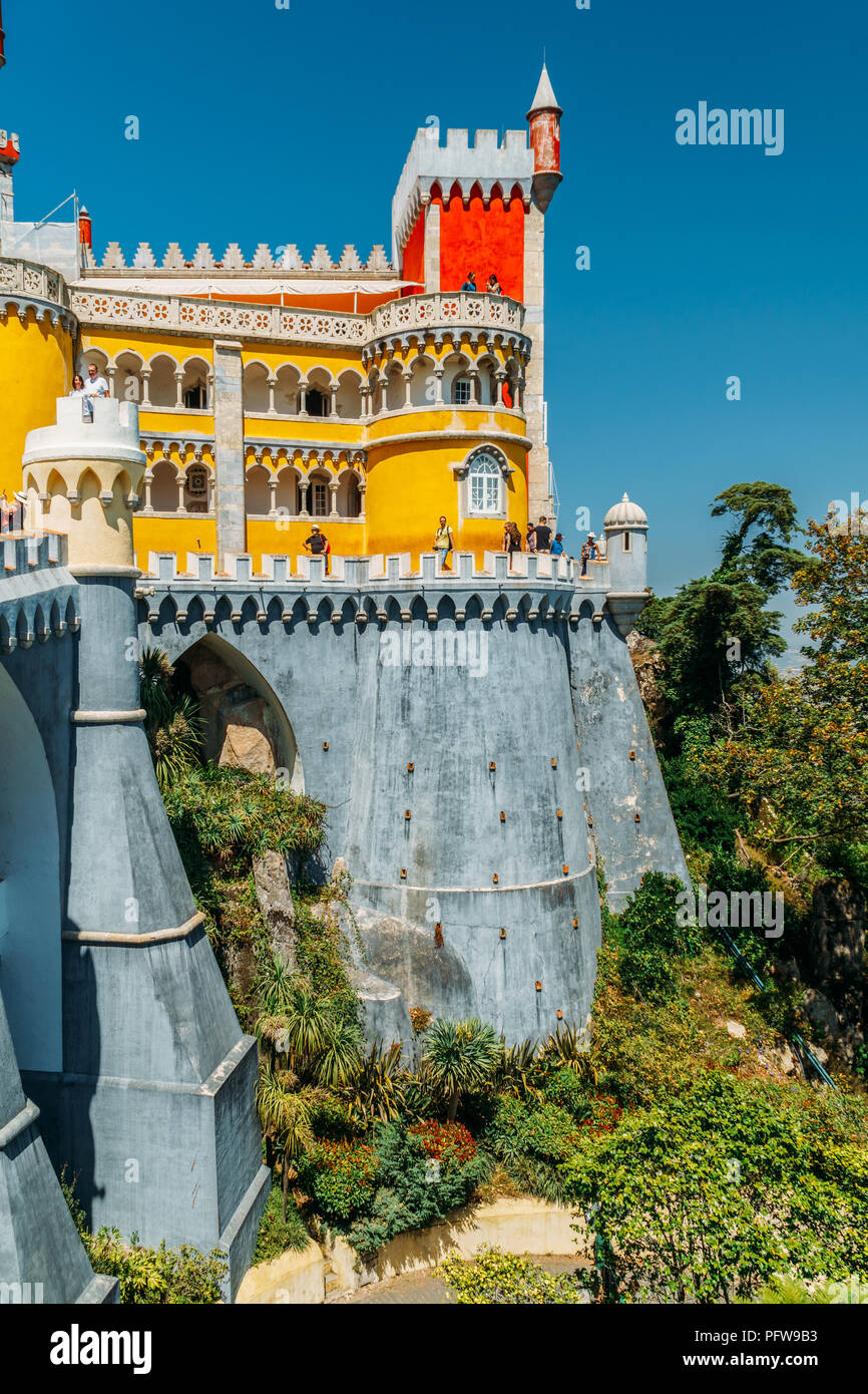 SINTRA, Portogallo - Agosto 21, 2017: turisti visitano Romanticist castello di Pena Palace situato nelle montagne di Sintra Foto Stock