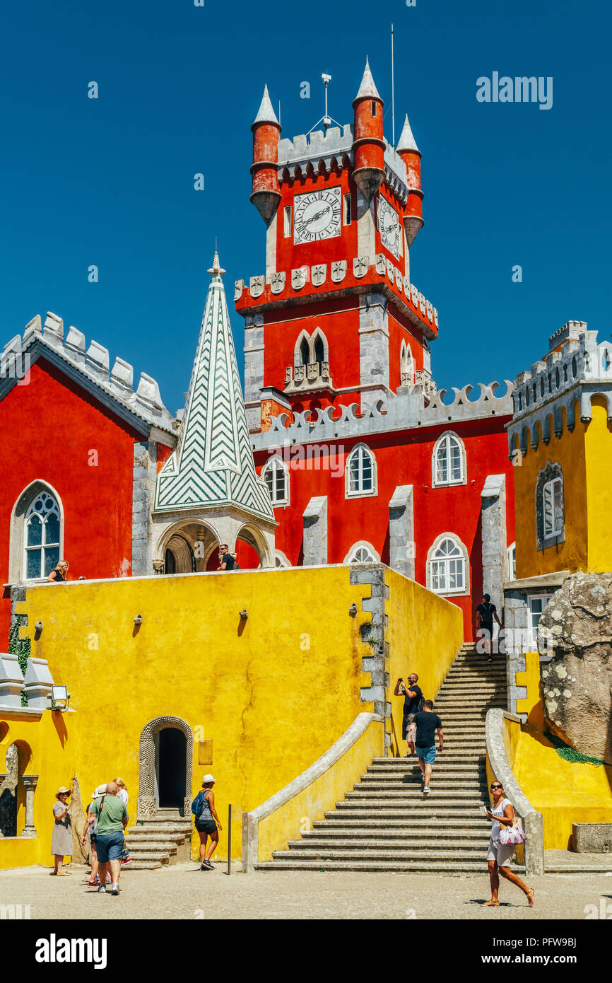 SINTRA, Portogallo - Agosto 21, 2017: turisti visitano Romanticist castello di Pena Palace situato nelle montagne di Sintra Foto Stock