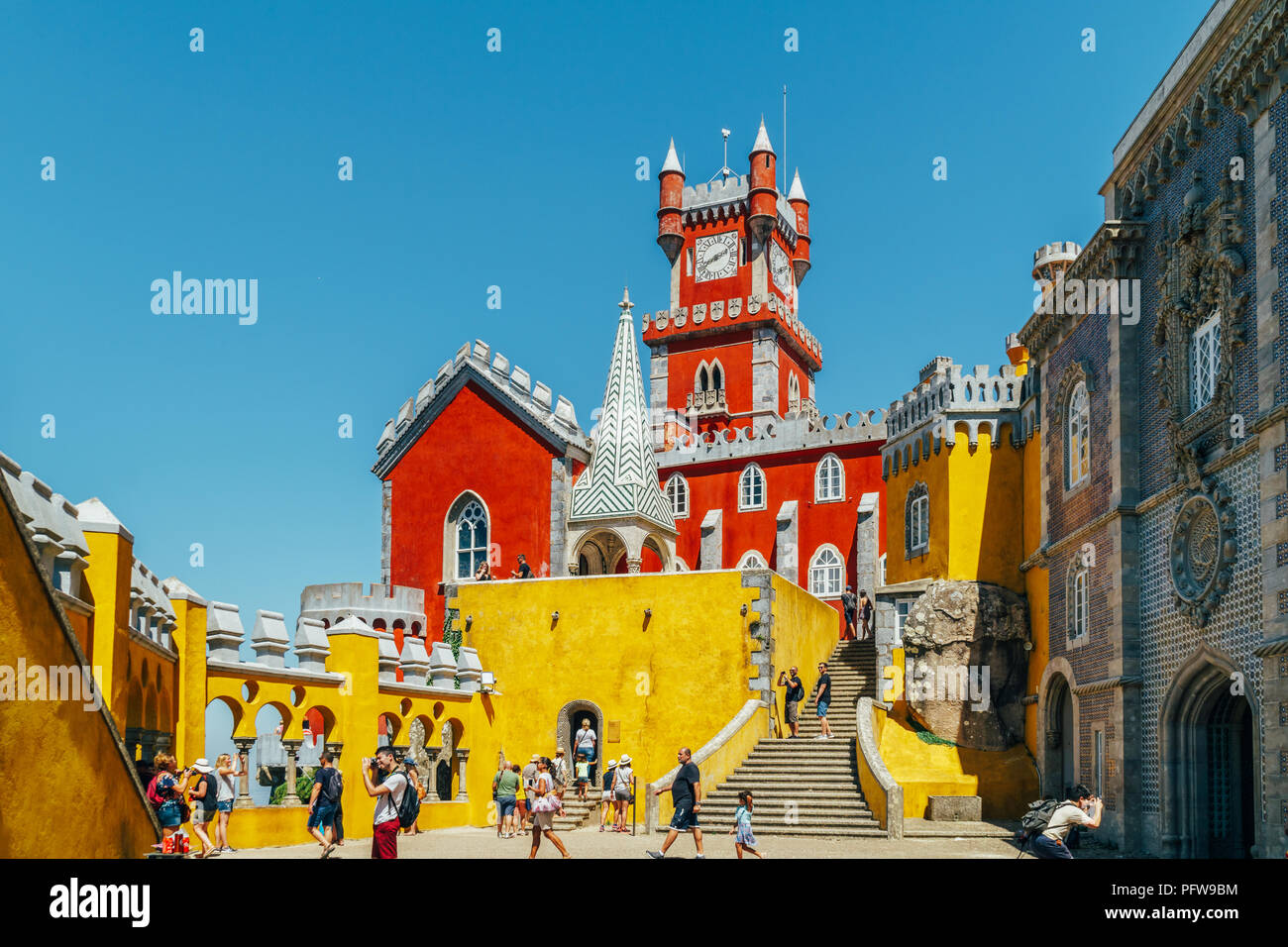 SINTRA, Portogallo - Agosto 21, 2017: turisti visitano Romanticist castello di Pena Palace situato nelle montagne di Sintra Foto Stock