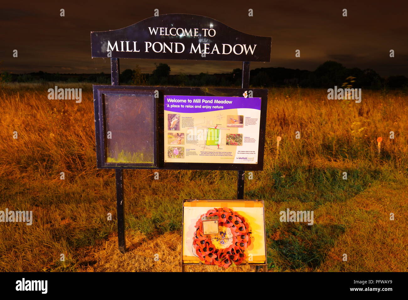 L'ingresso sign & information board in Mill Pond prato in Featherstone vicino a Pontefract, West Yorkshire Foto Stock