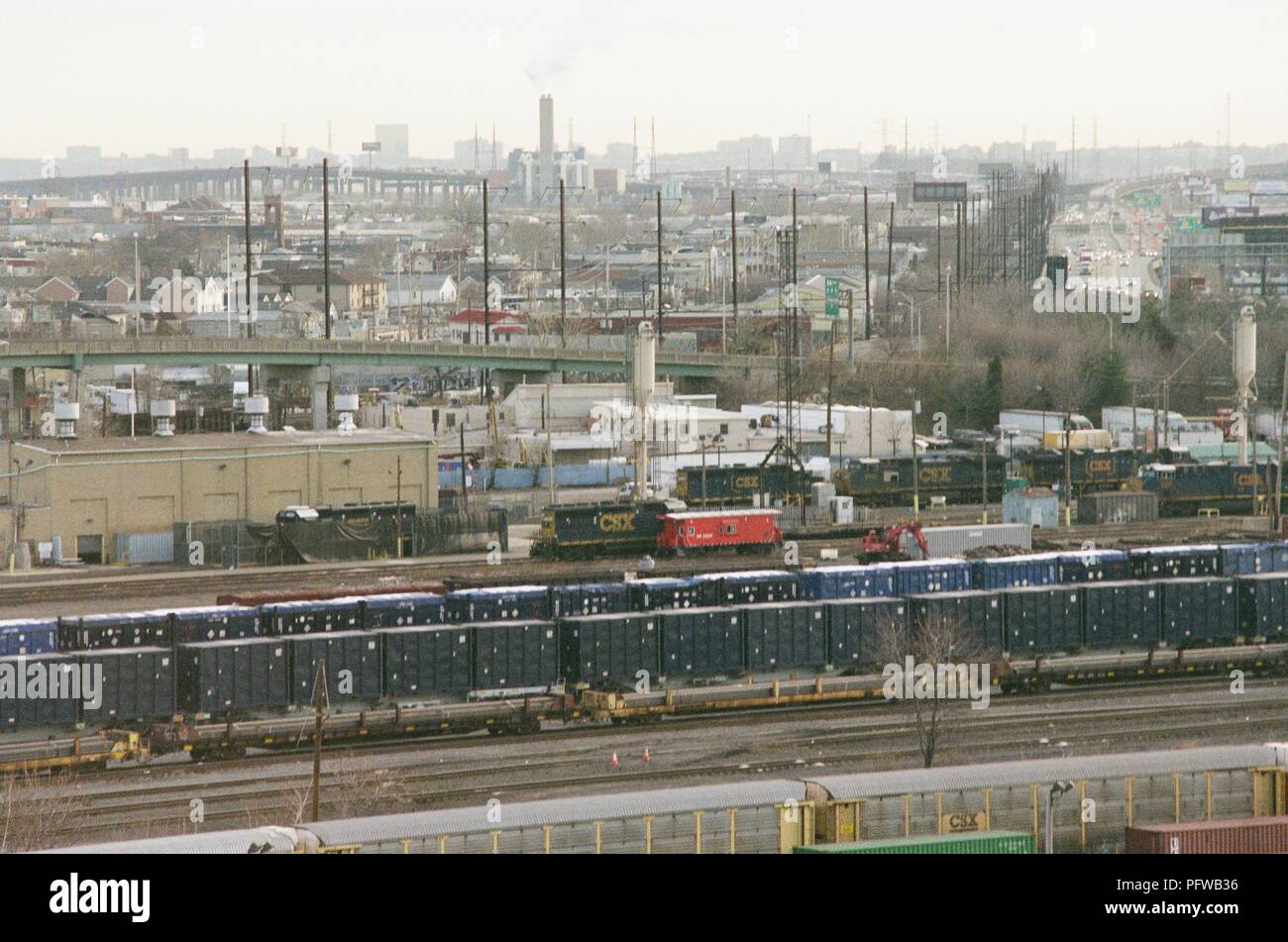 Vista aerea della zona industriale al di fuori di Newark, New Jersey, compresa una ferrovia treno merci cantiere, Marzo 18, 2018. () Foto Stock