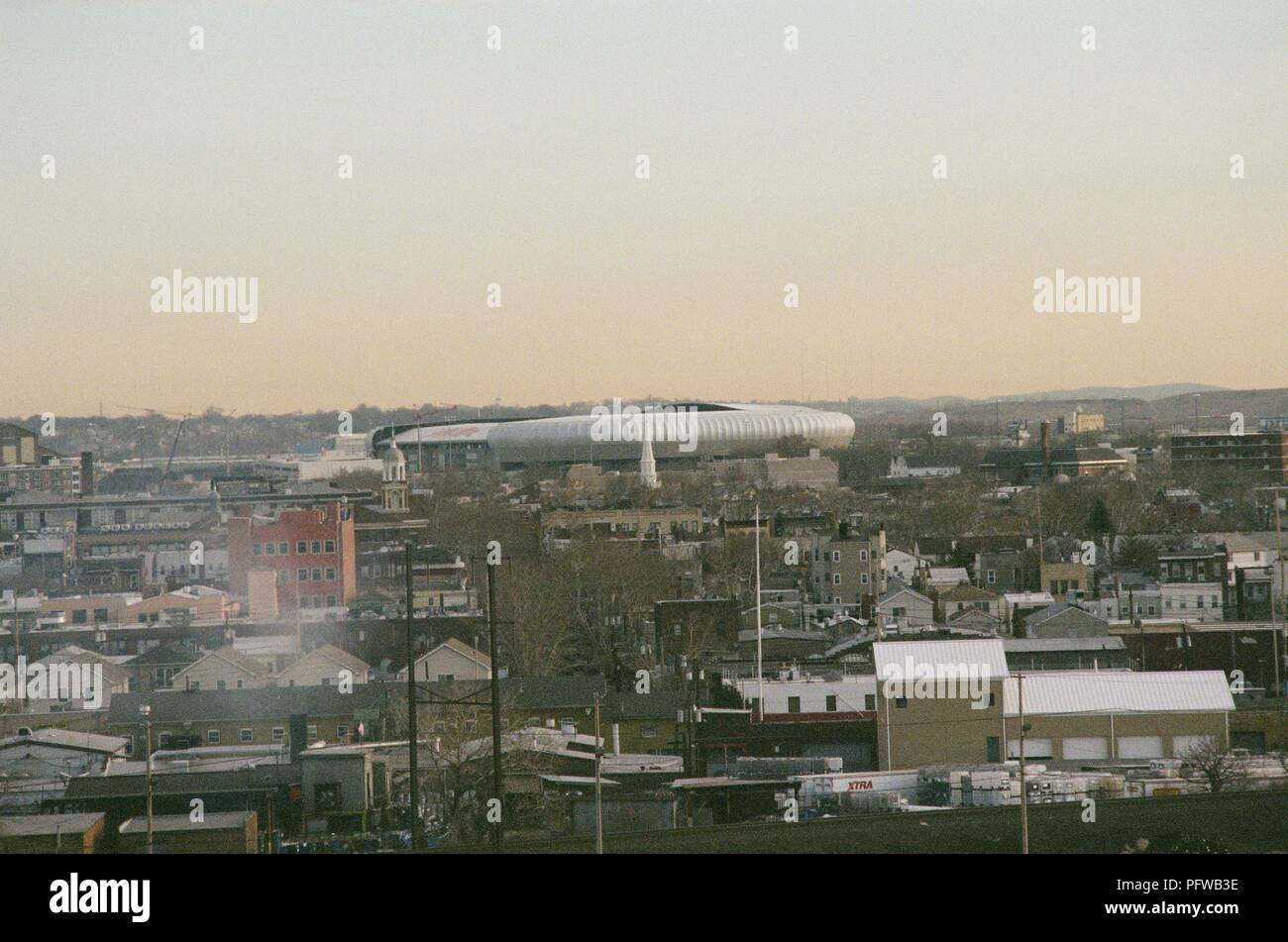 Vista aerea della Red Bull Arena tra case e altri edifici all'alba in Newark, New Jersey, Marzo 18, 2018. () Foto Stock