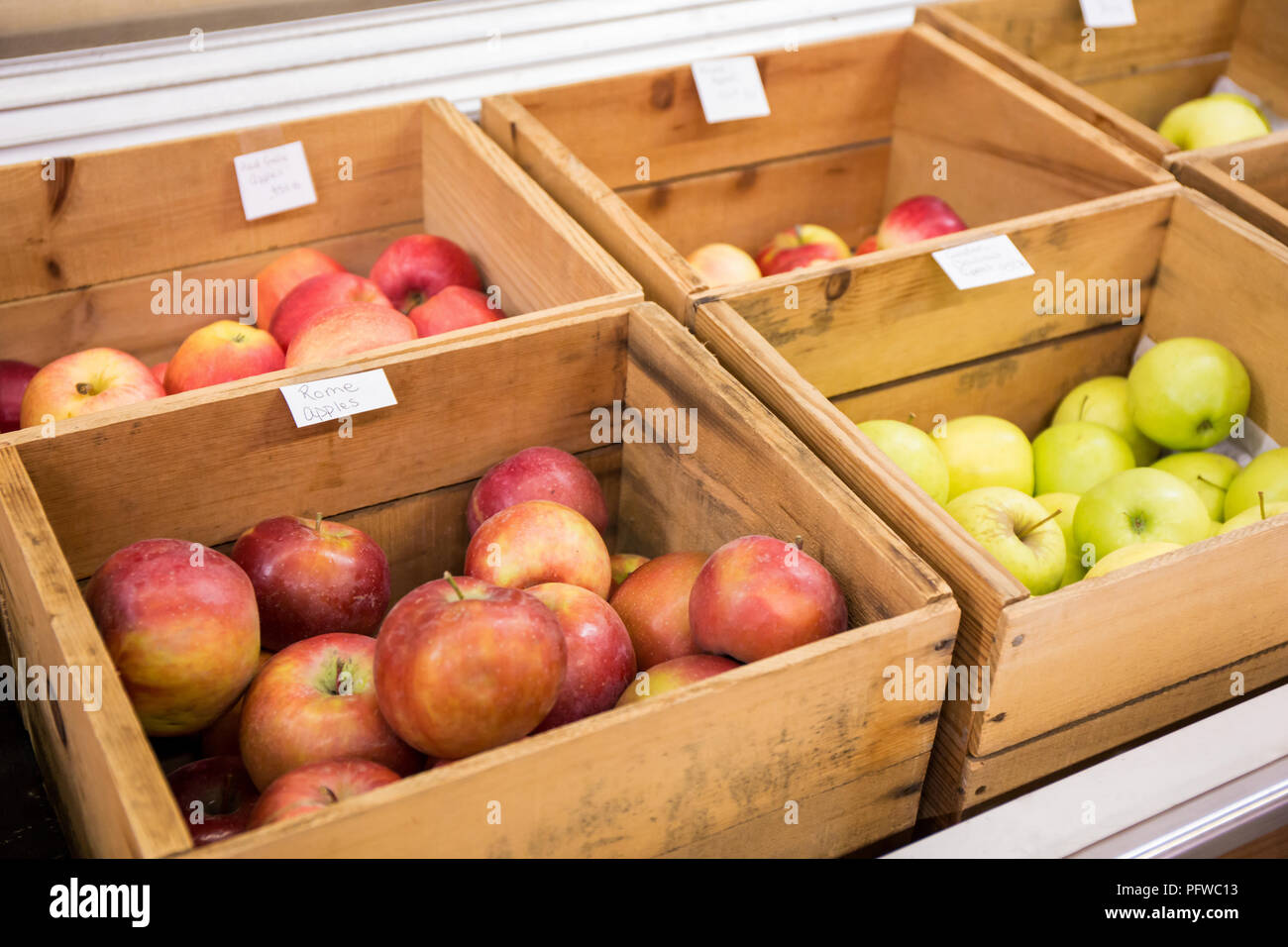 Hood River, Oregon, Stati Uniti d'America. Roma, Rosso di Gala, Golden Delicious e altre mele per la vendita ad una frutta stand. Foto Stock