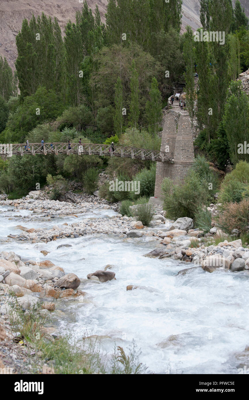 Una sospensione di legno ponte che attraversa un affluente del fiume Shyok a Turtuk village, Shyok valley, Ladakh, Jammu e Kashmir India Foto Stock