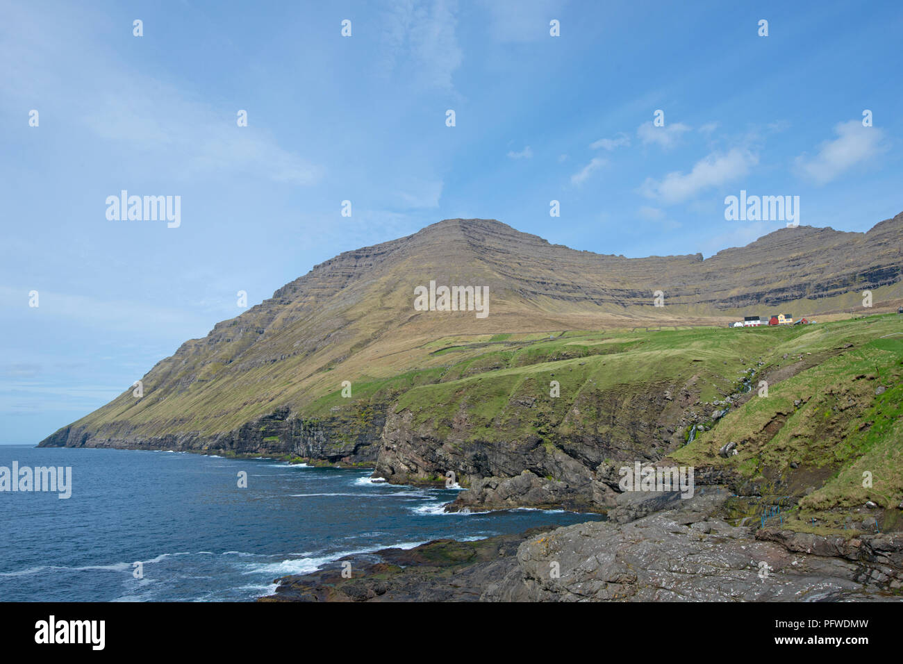 Panoramica, Vidareidi, uno dei più scenografici villaggio nelle isole Faerøer. Isola di Viðoy Foto Stock