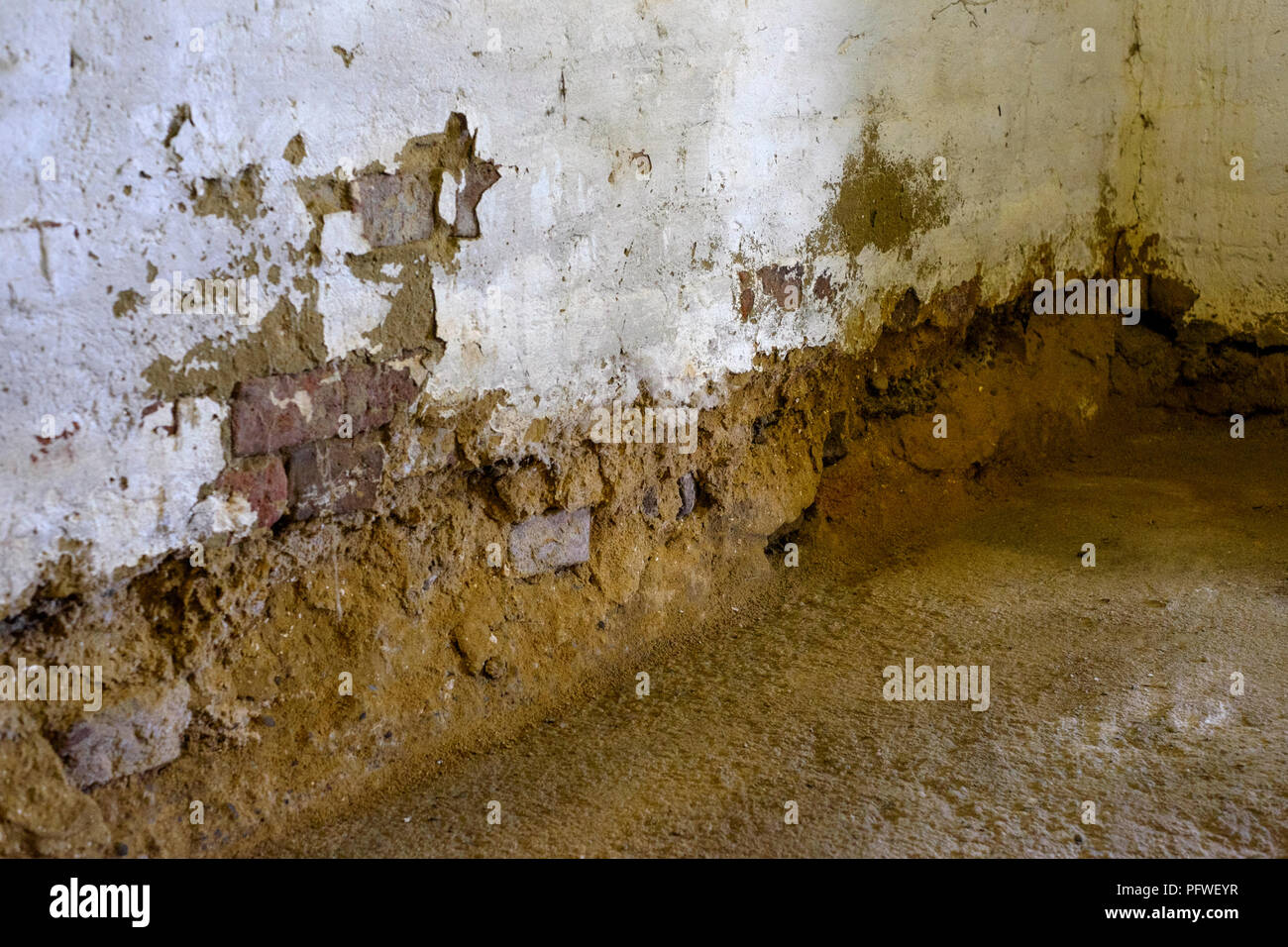 In mattoni in un cattivo stato di riparazione in bisogno di un rinnovo in una casa rurale in Zala county Ungheria Foto Stock