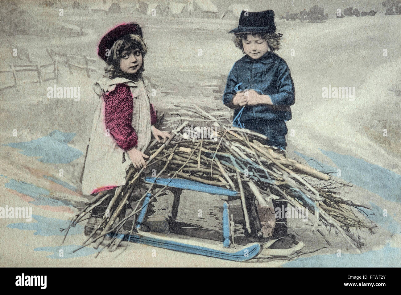 Ungherese colorate a mano cartoline dal 1910s raffigurante due bambini inverno la raccolta di legna da ardere su una slitta in un paesaggi innevati Ungheria Foto Stock