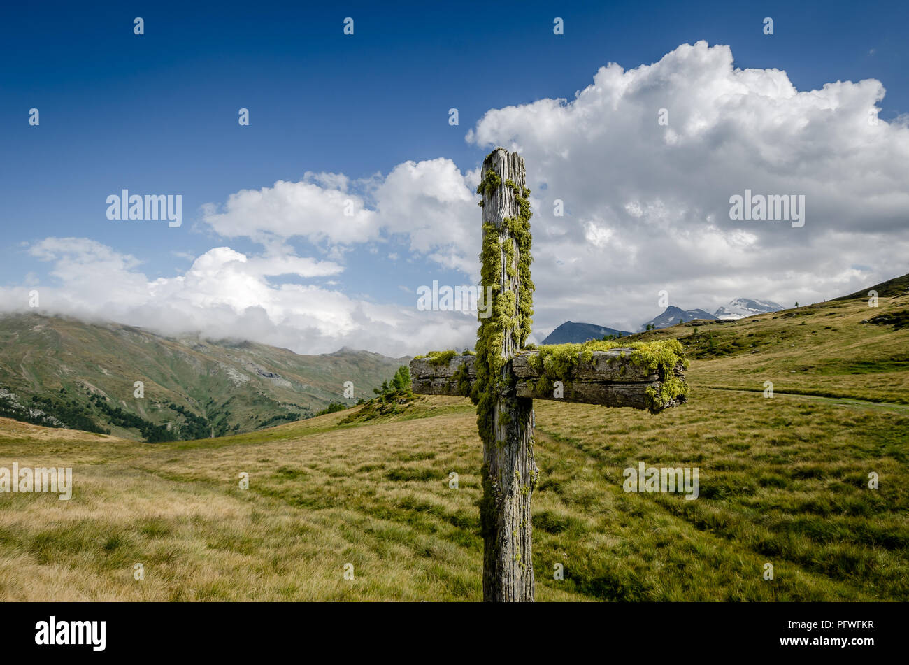 Croce di legno in piedi in montagna Foto Stock